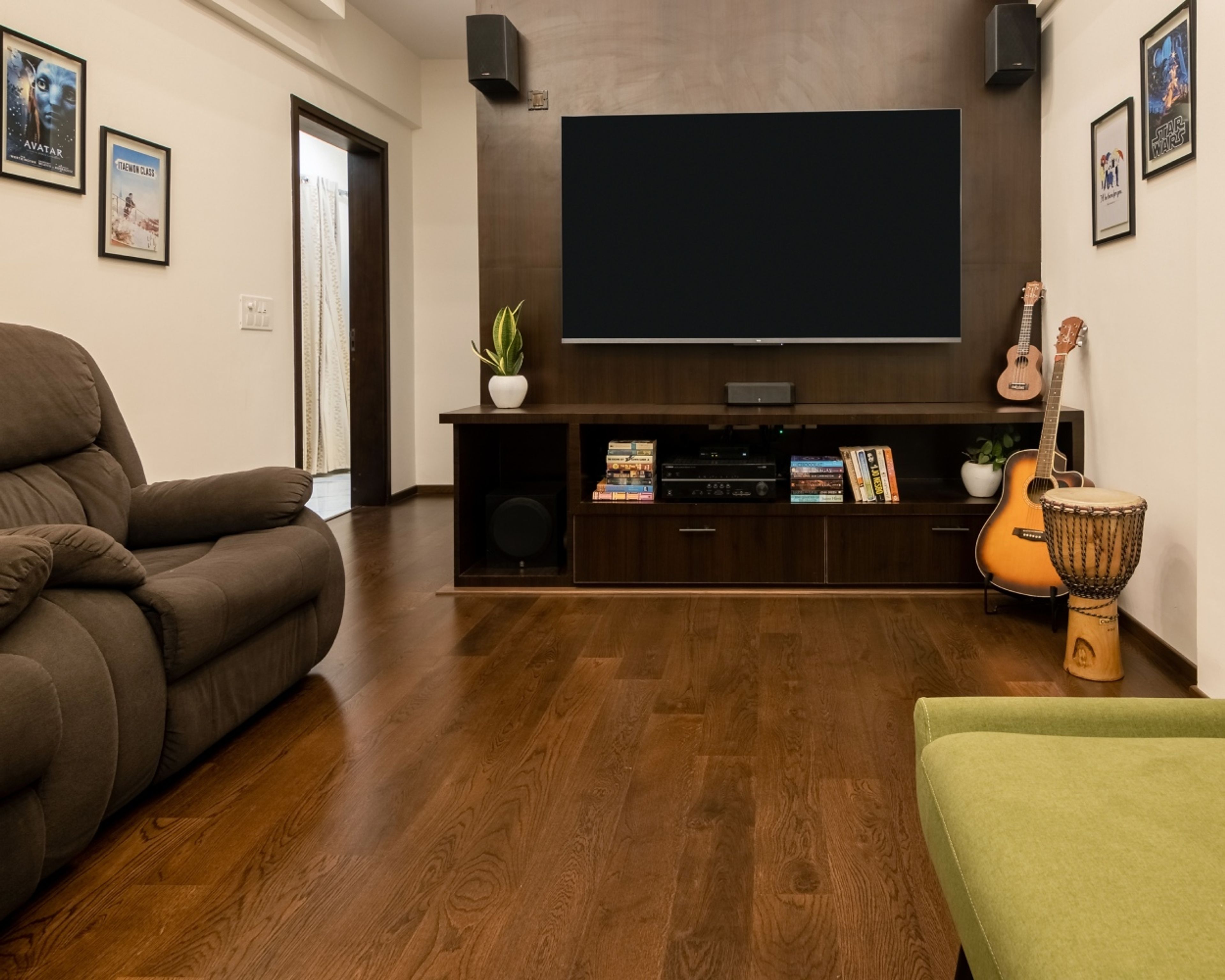 dark-brown-flooring-design-for-modern-living-rooms-d-infl-amj2023-740