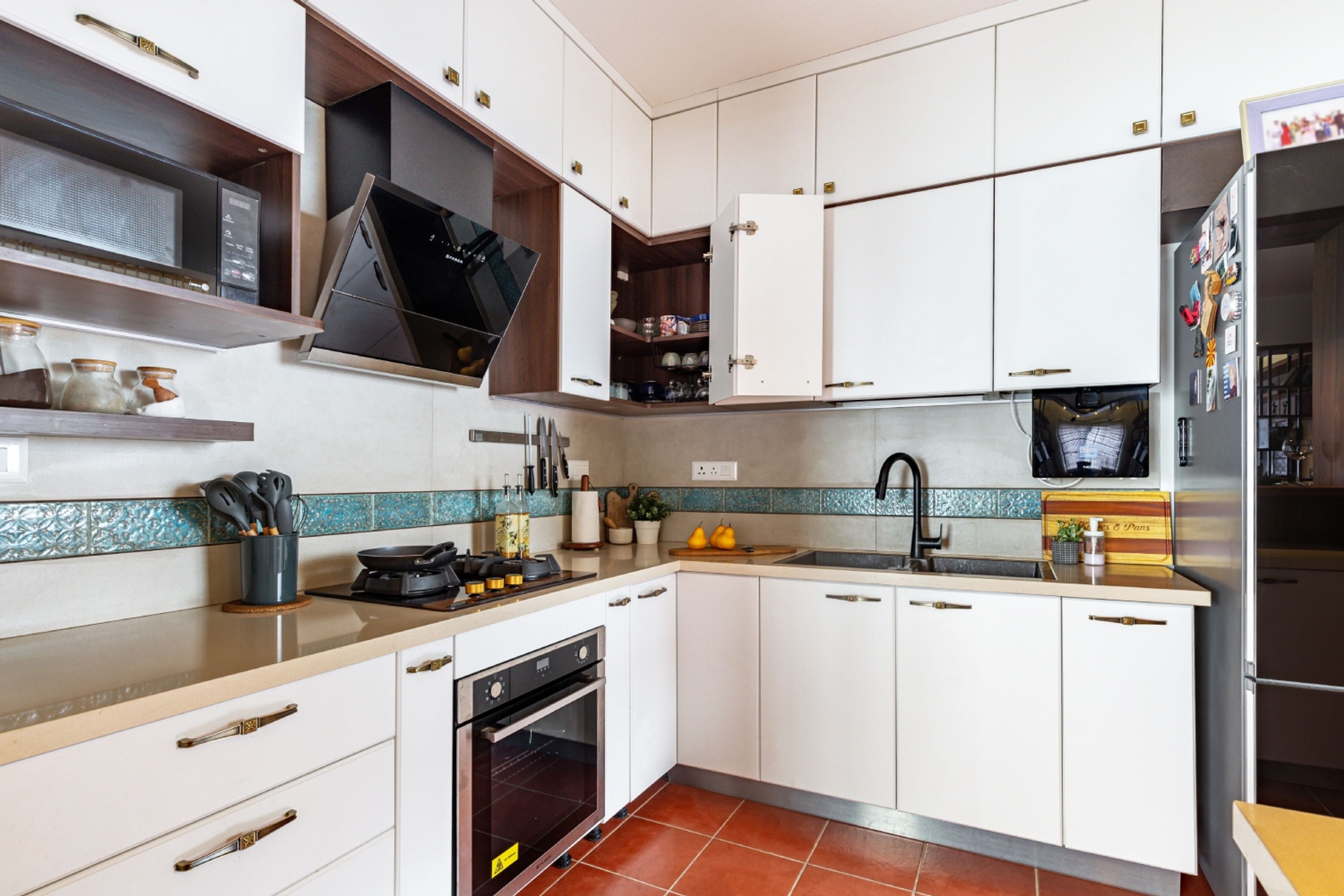 Contemporary L-Shaped Kitchen Design With A Beige Corian Countertop