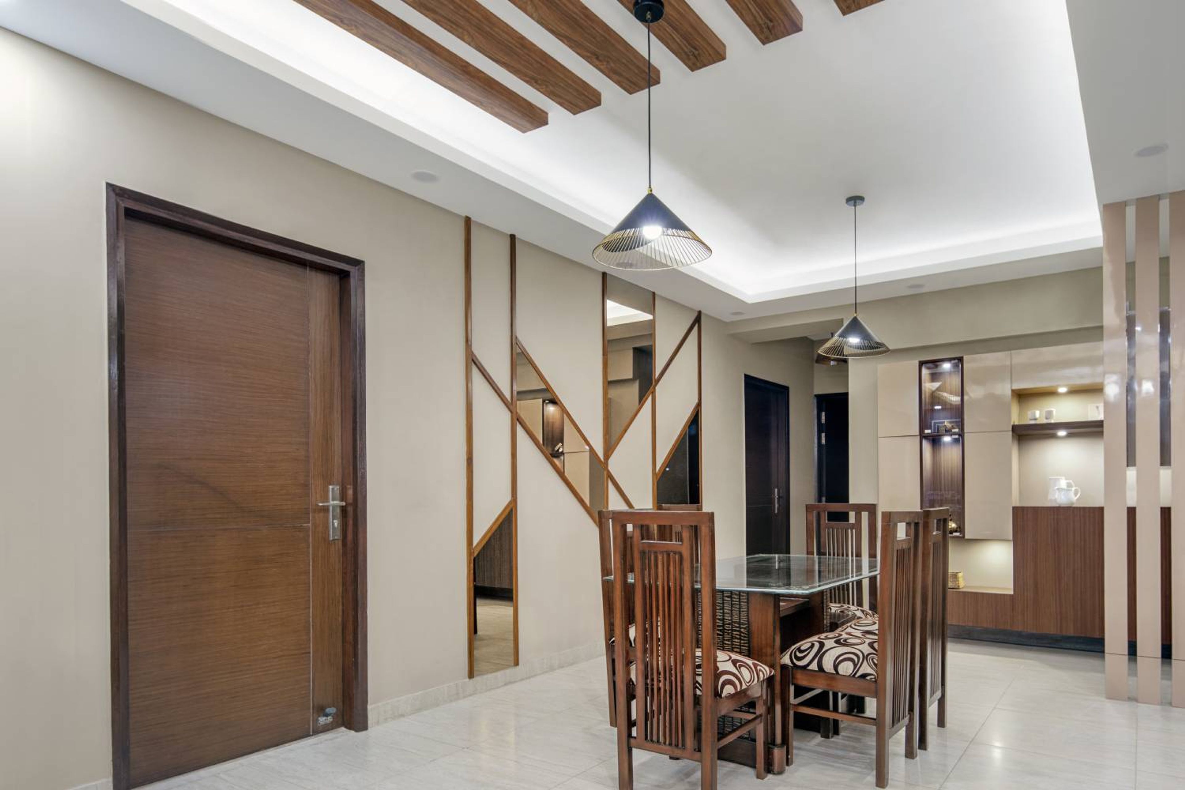 4-Seater Dining Room Design with Mirror Patterned Wall