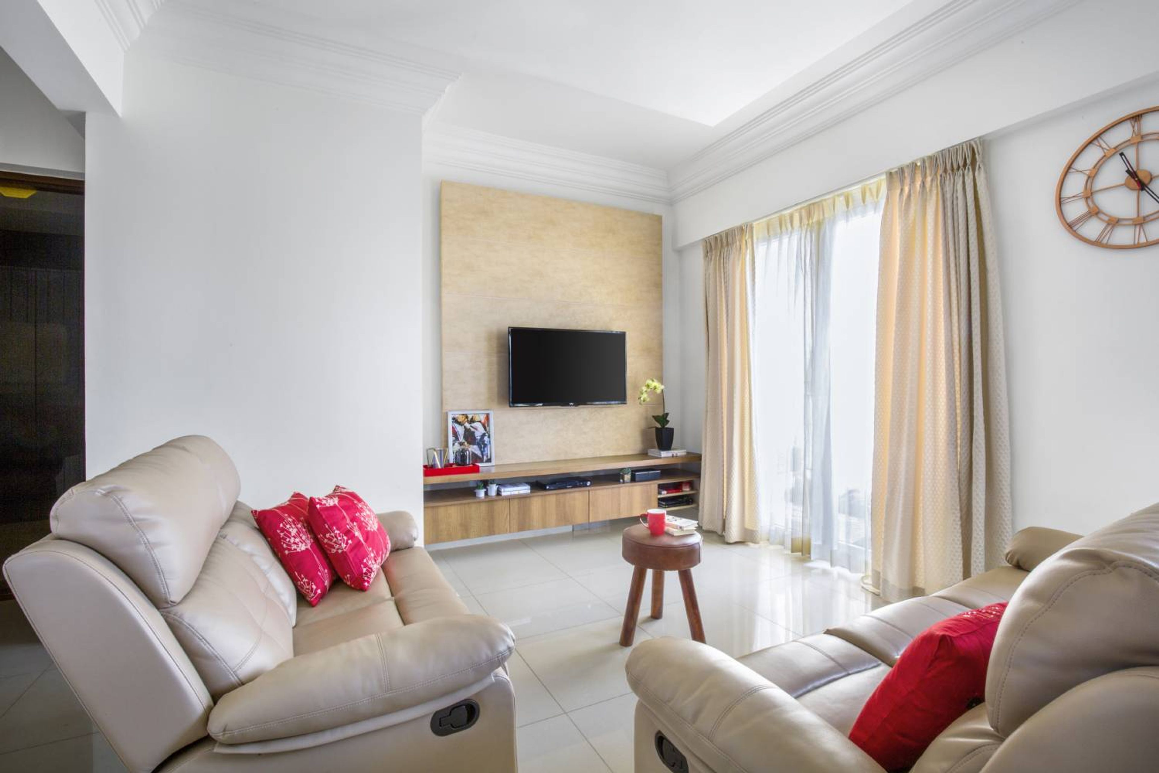 Living Room Design with Beige Leather Sofas