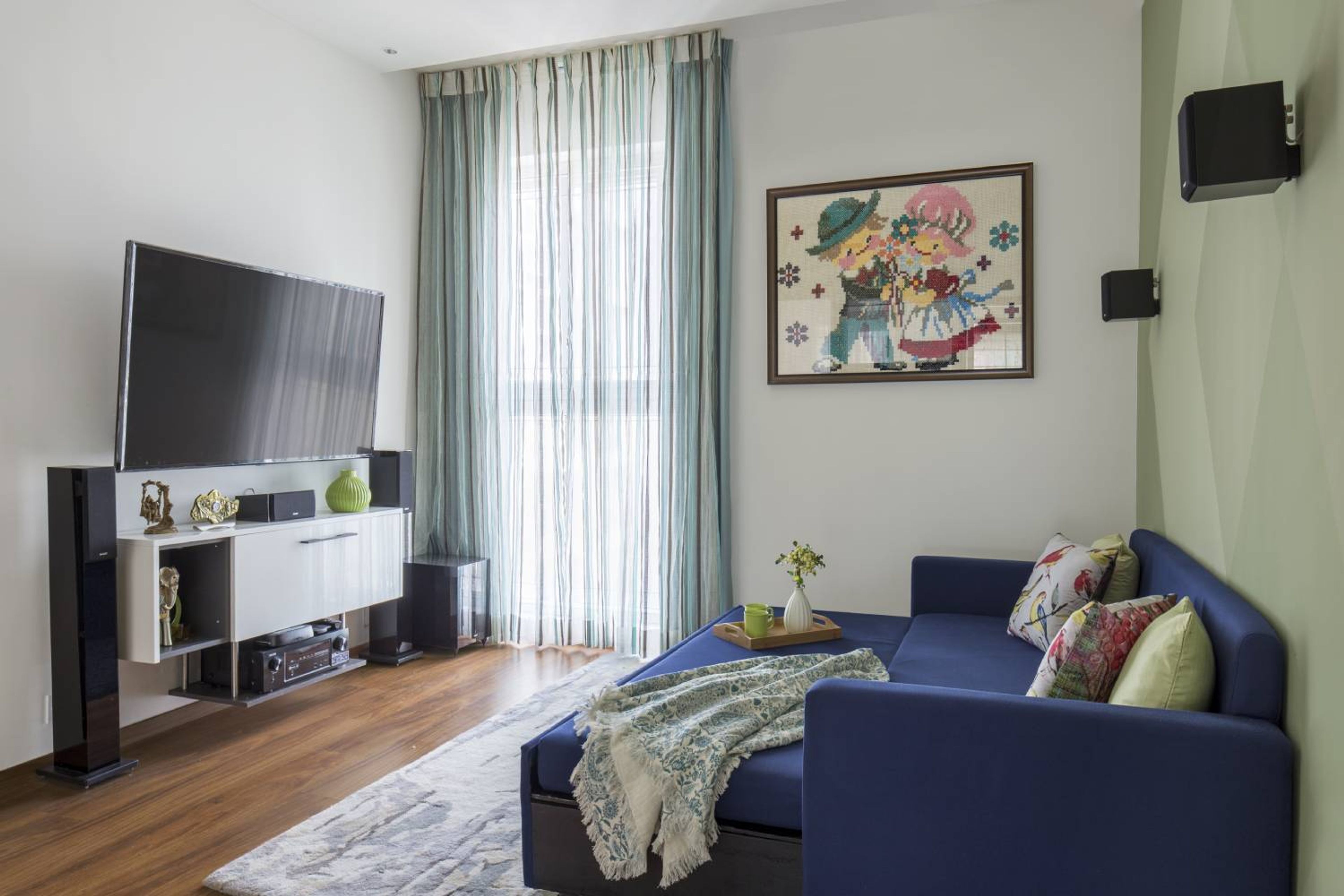 6-Seater Wooden Dining Room Design