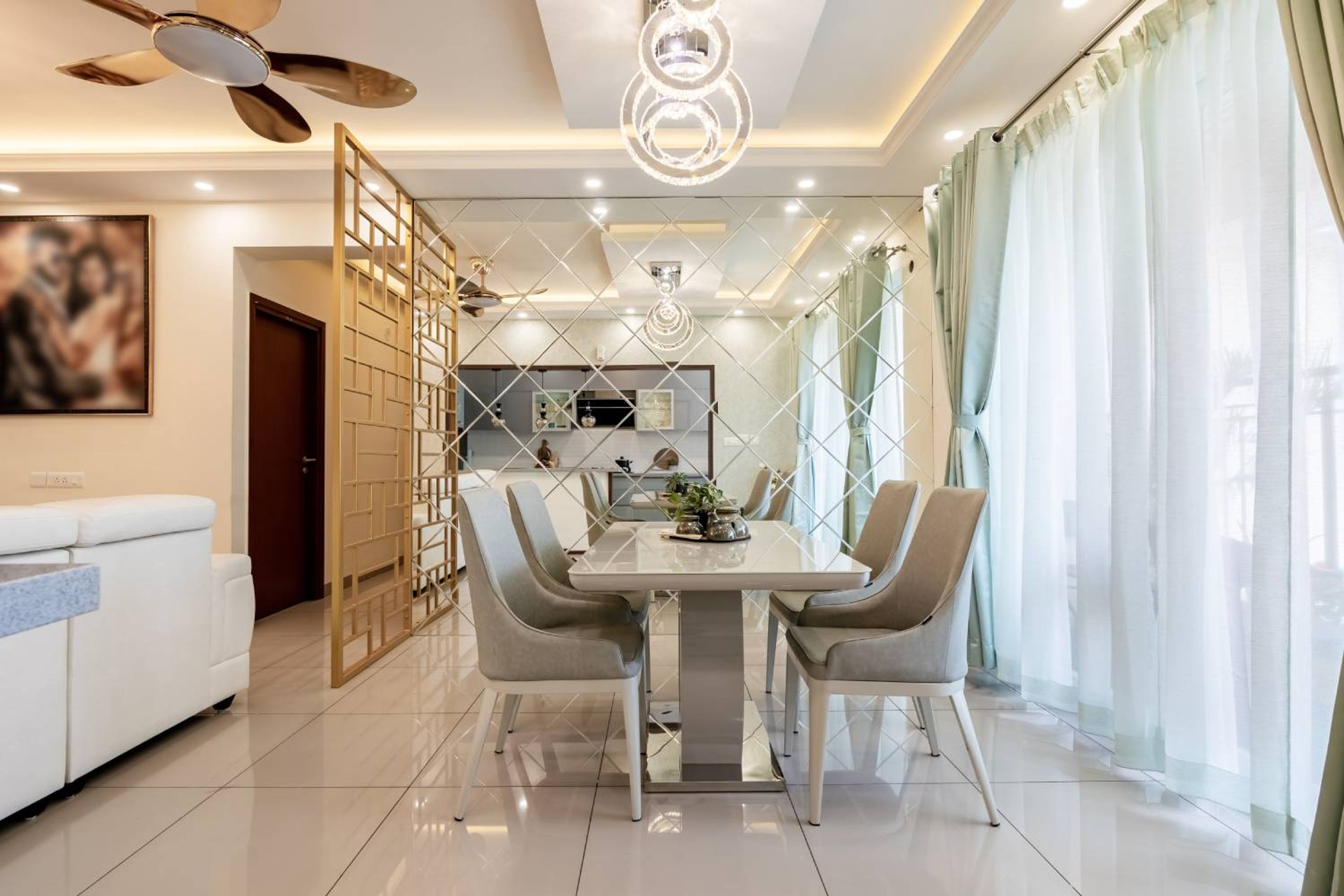 4-Seater Dining Room Design with Mirror Wall