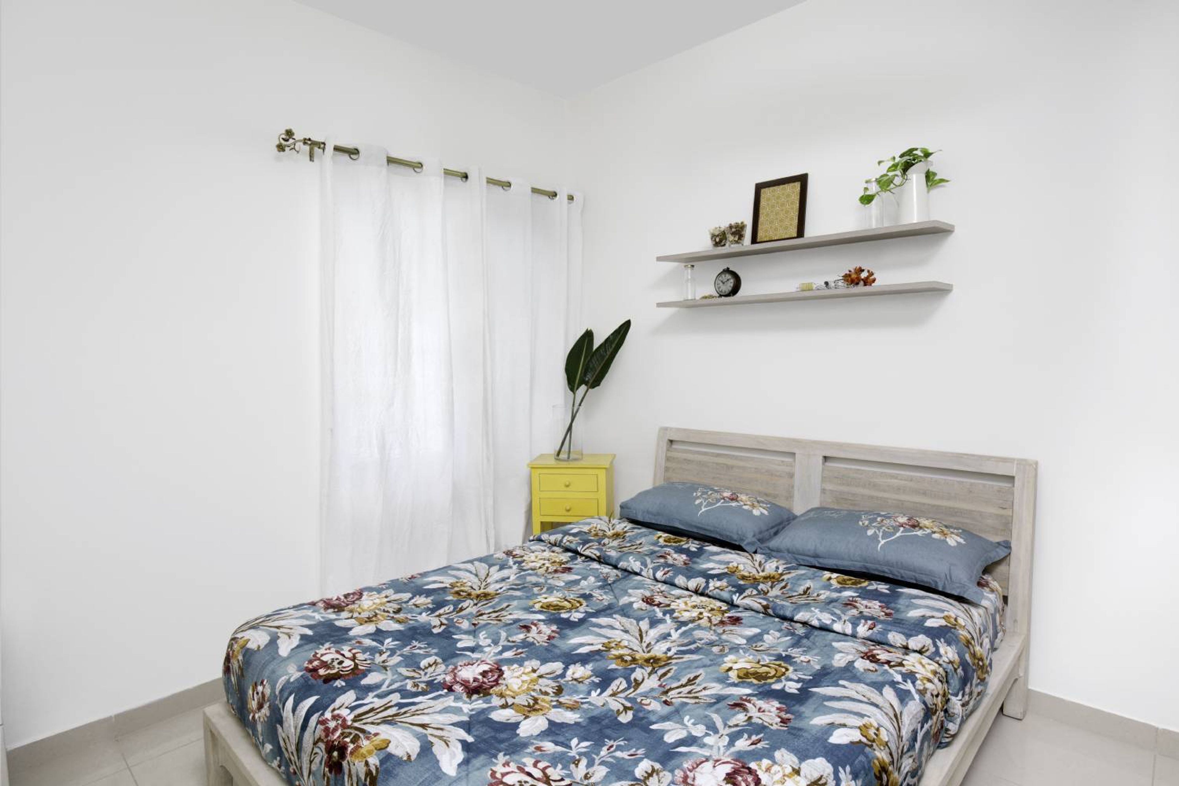 Kids Bedroom Design with Open Wall Shelf