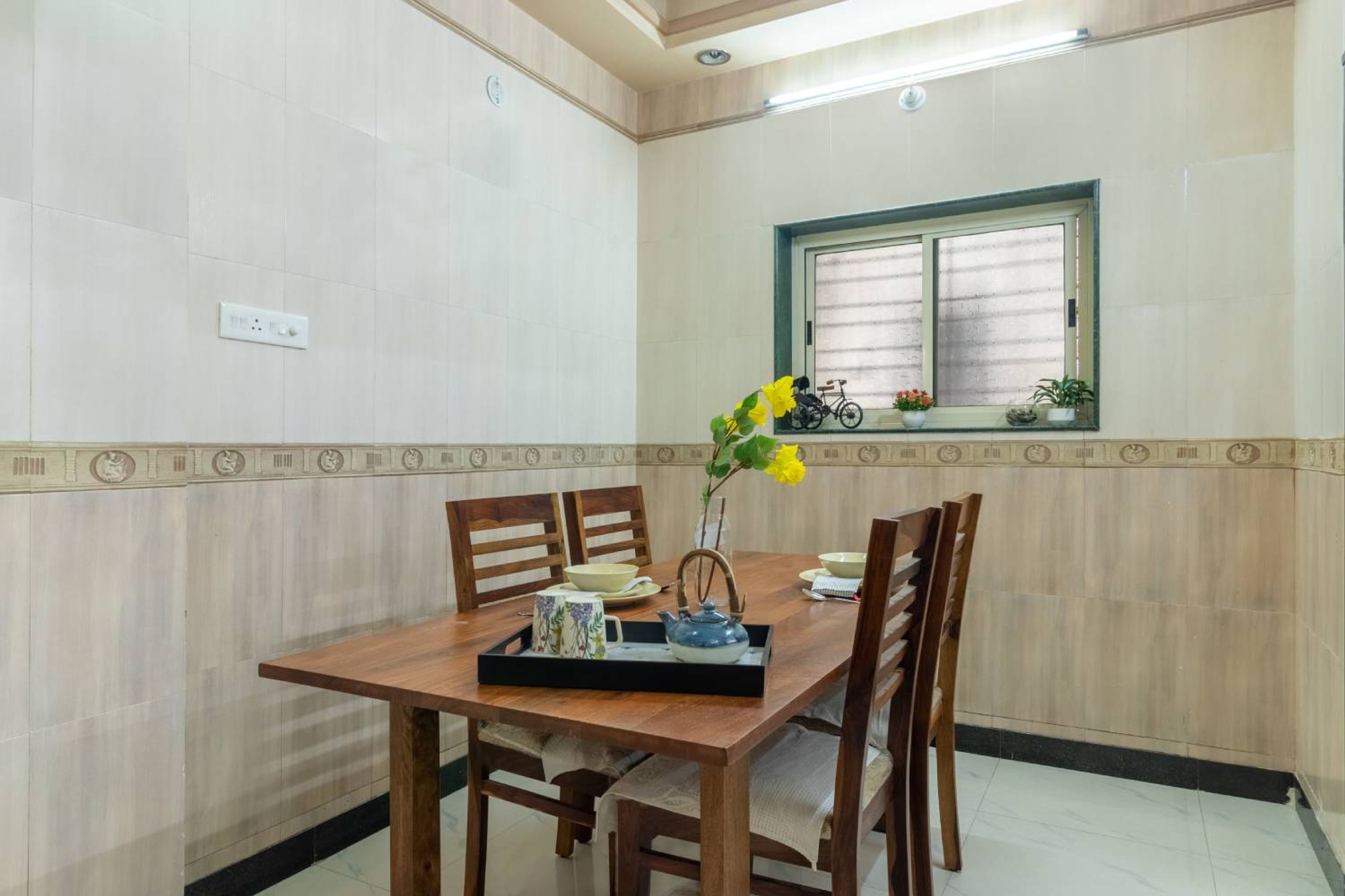 Dining Room Design with 4-Seater Dining Table