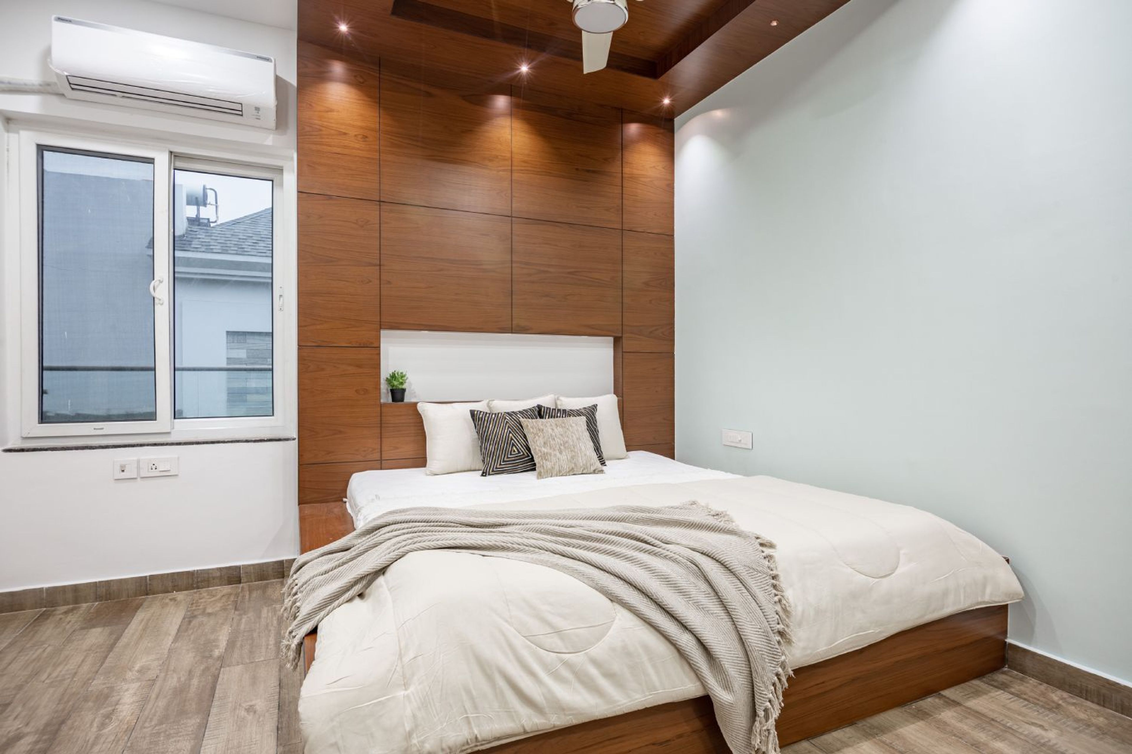 Master Bedroom Design with Wooden Wall