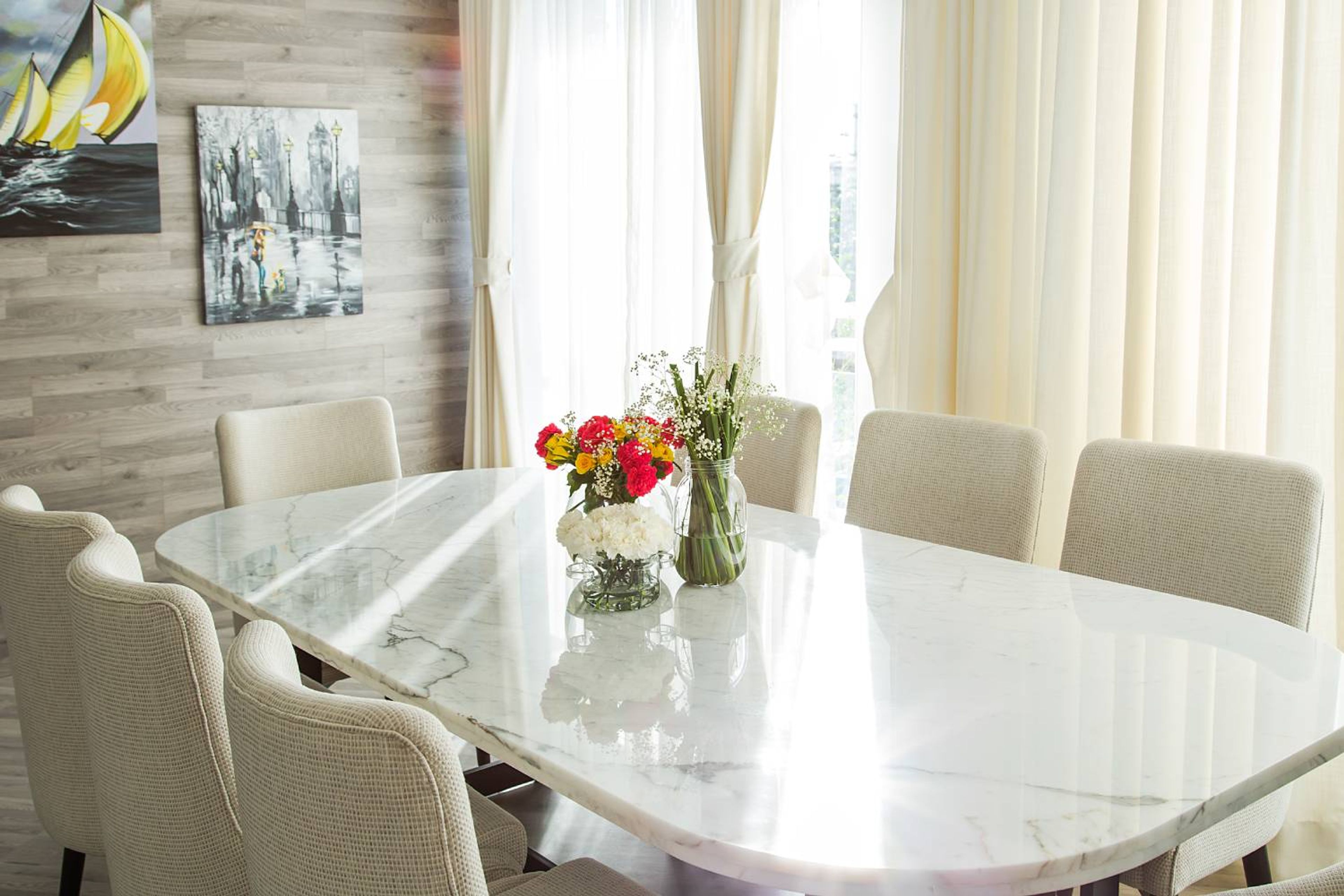 8-Seater Dining Room Design with White Marble Table
