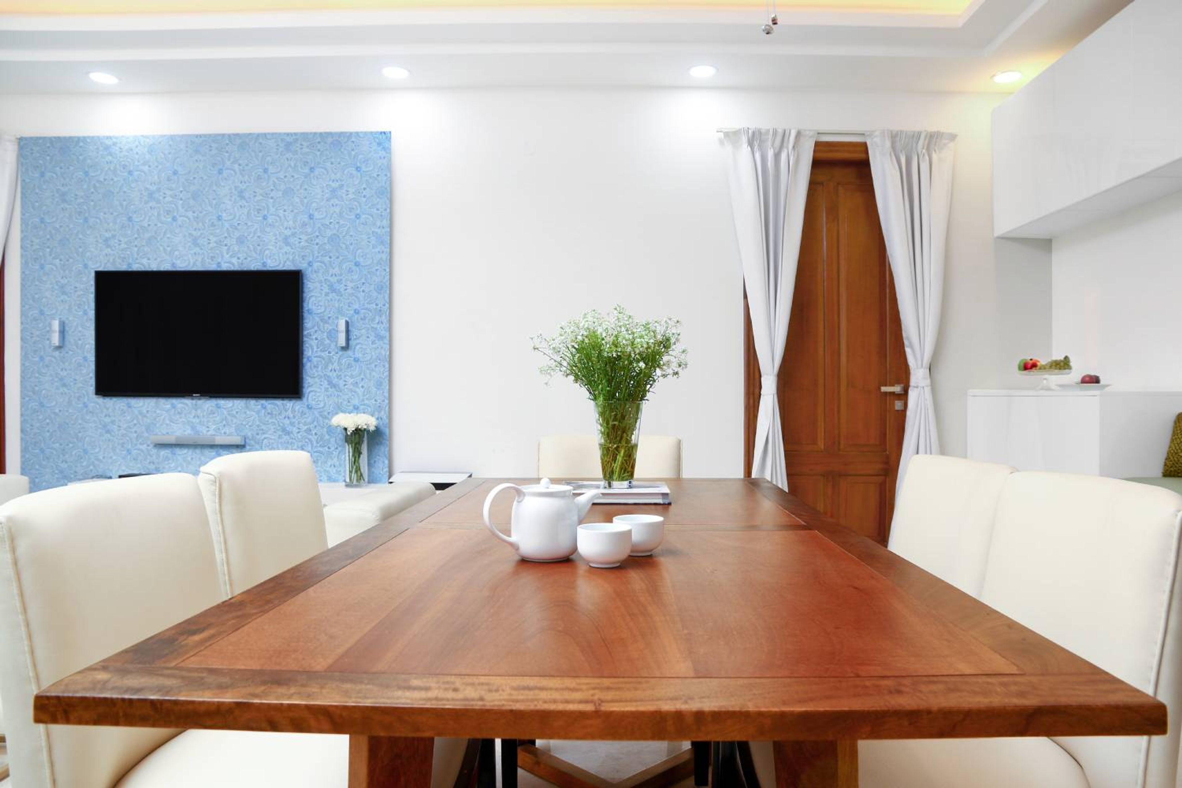 4-Seater Wooden Table Top Dining Room Design