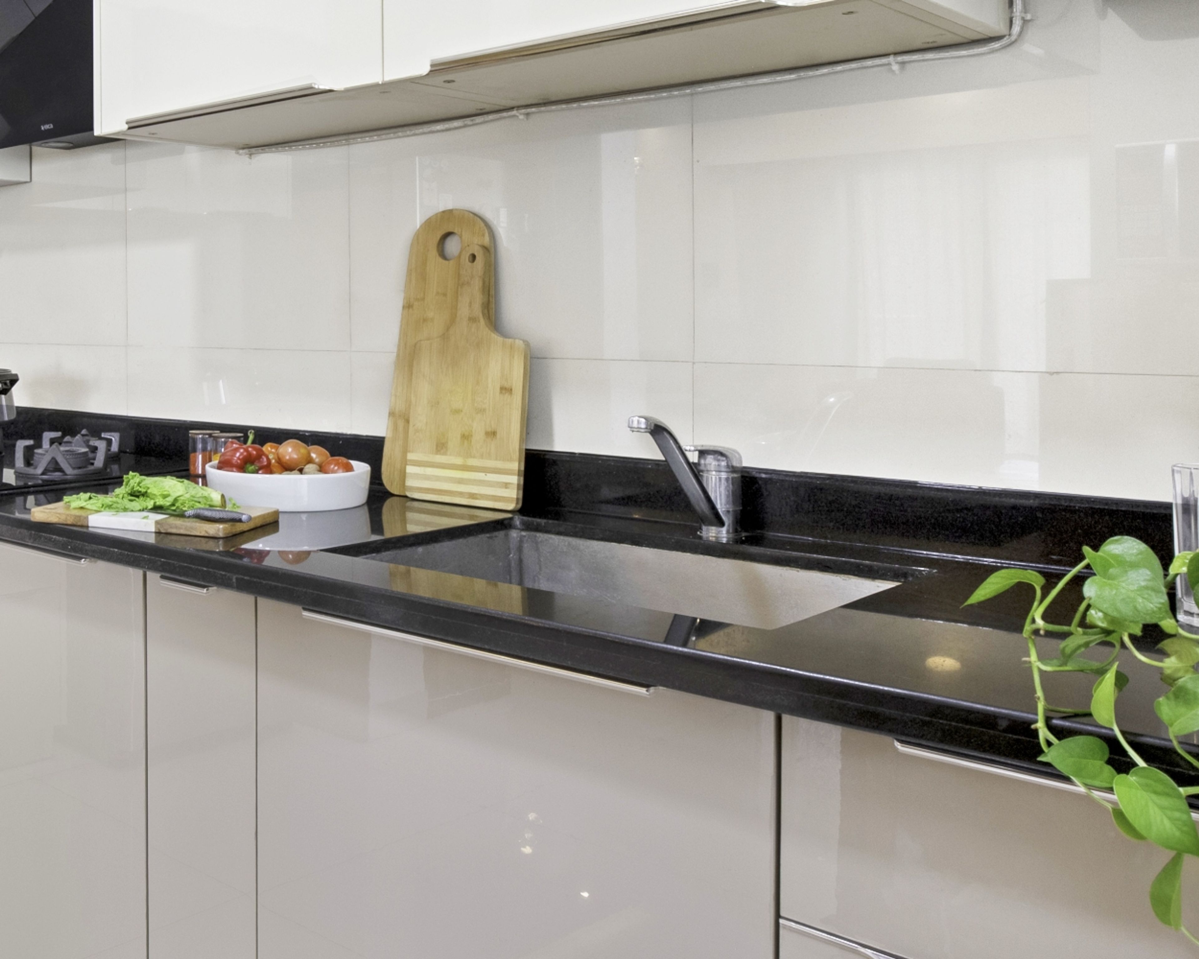 Modern Under Mount Quartz Basin Wash With Black Countertop