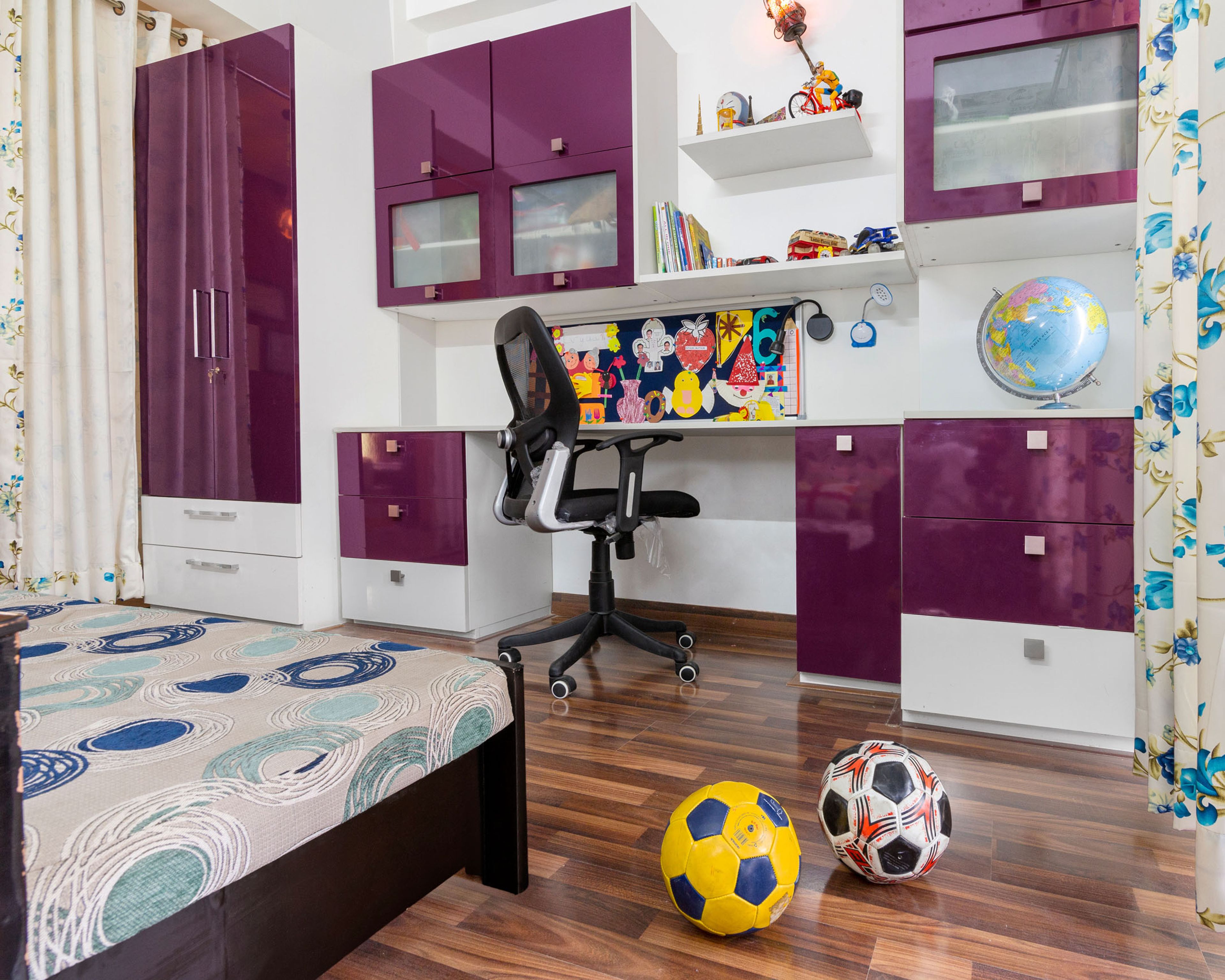 Modern Glossy Home Office Design In Dark Purple And White