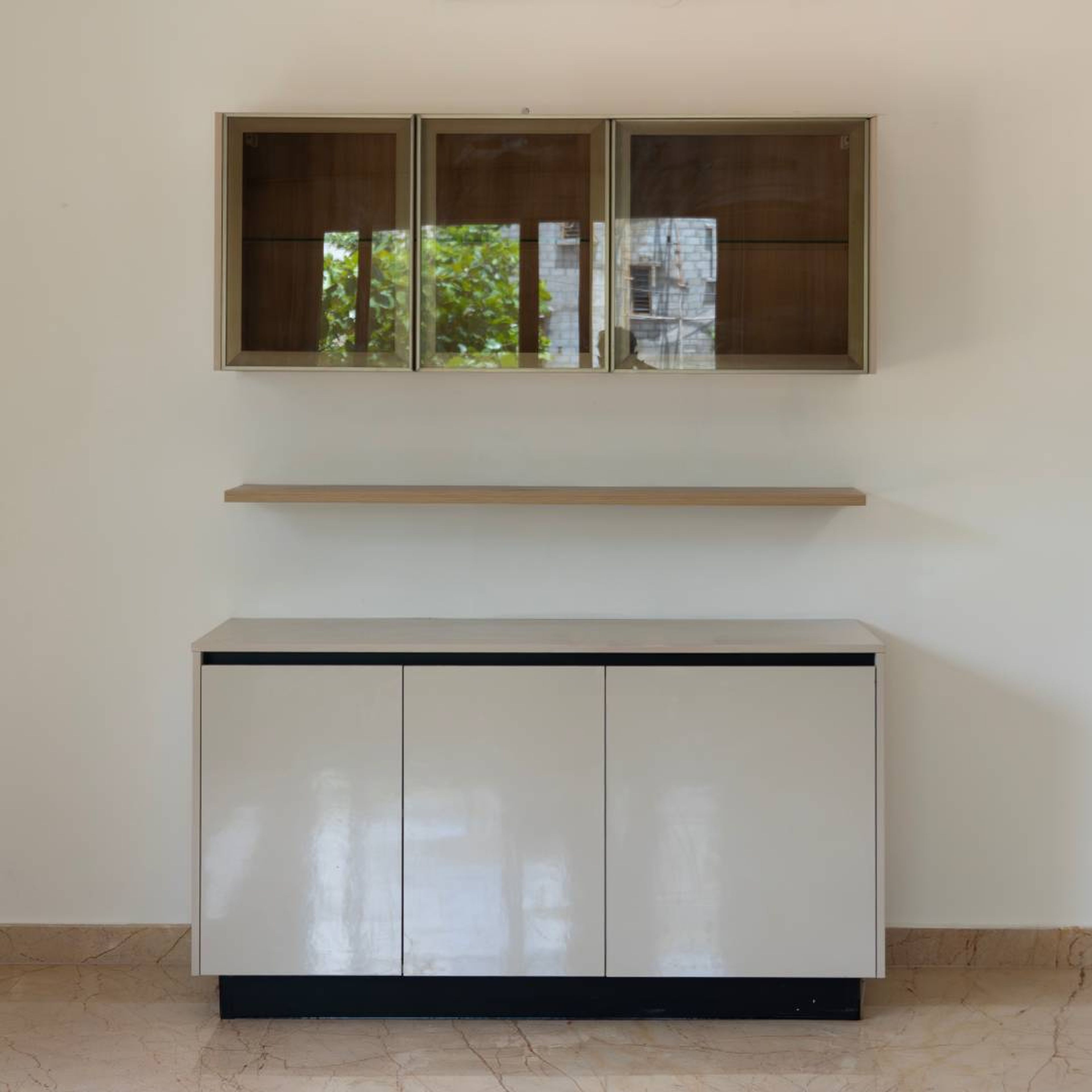 Contemporary Crockery Unit Design with Cream Gloss and Profile Glass Cabinets