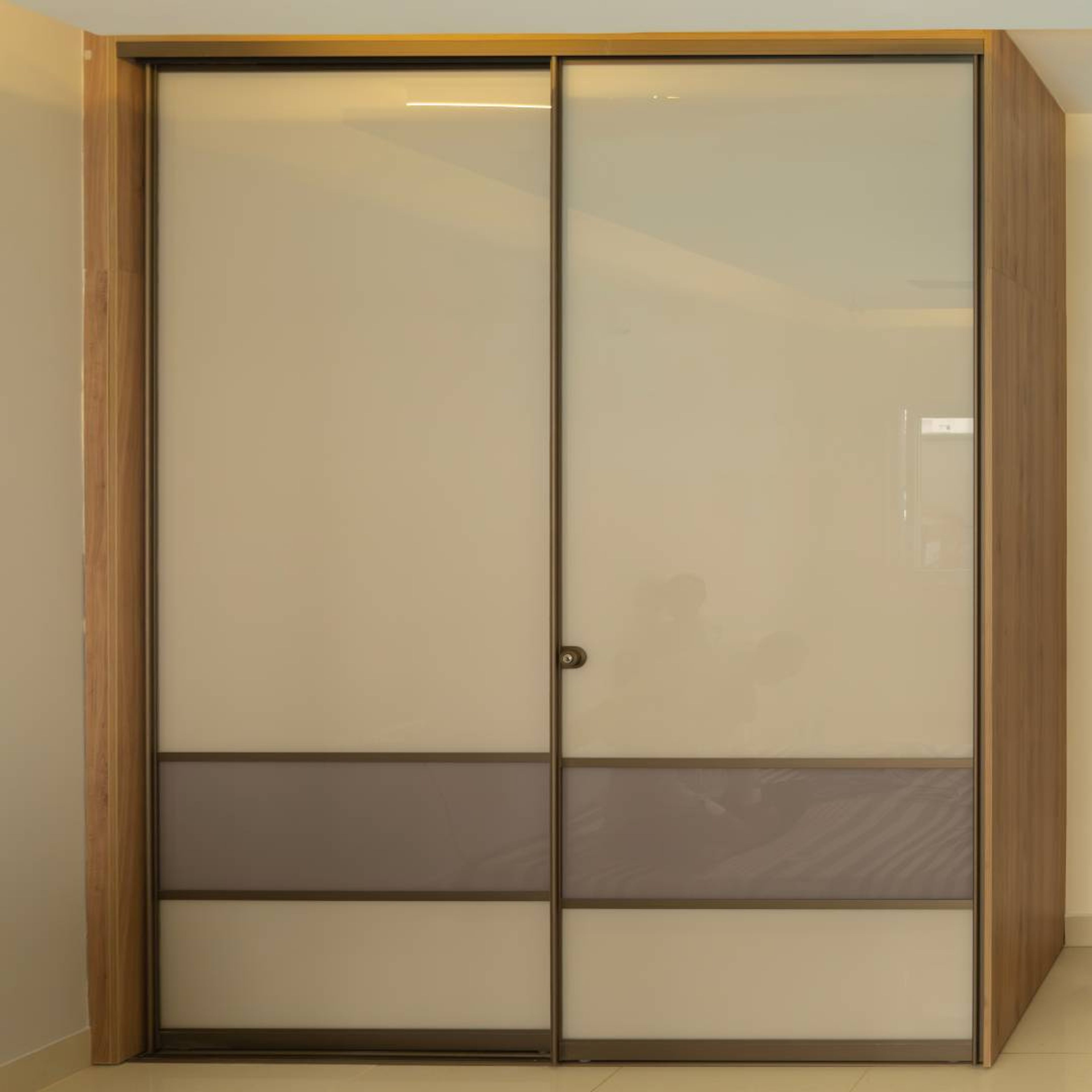 Modern Grey and White Sliding Wardrobe Design with Lacquered Glass Shutters