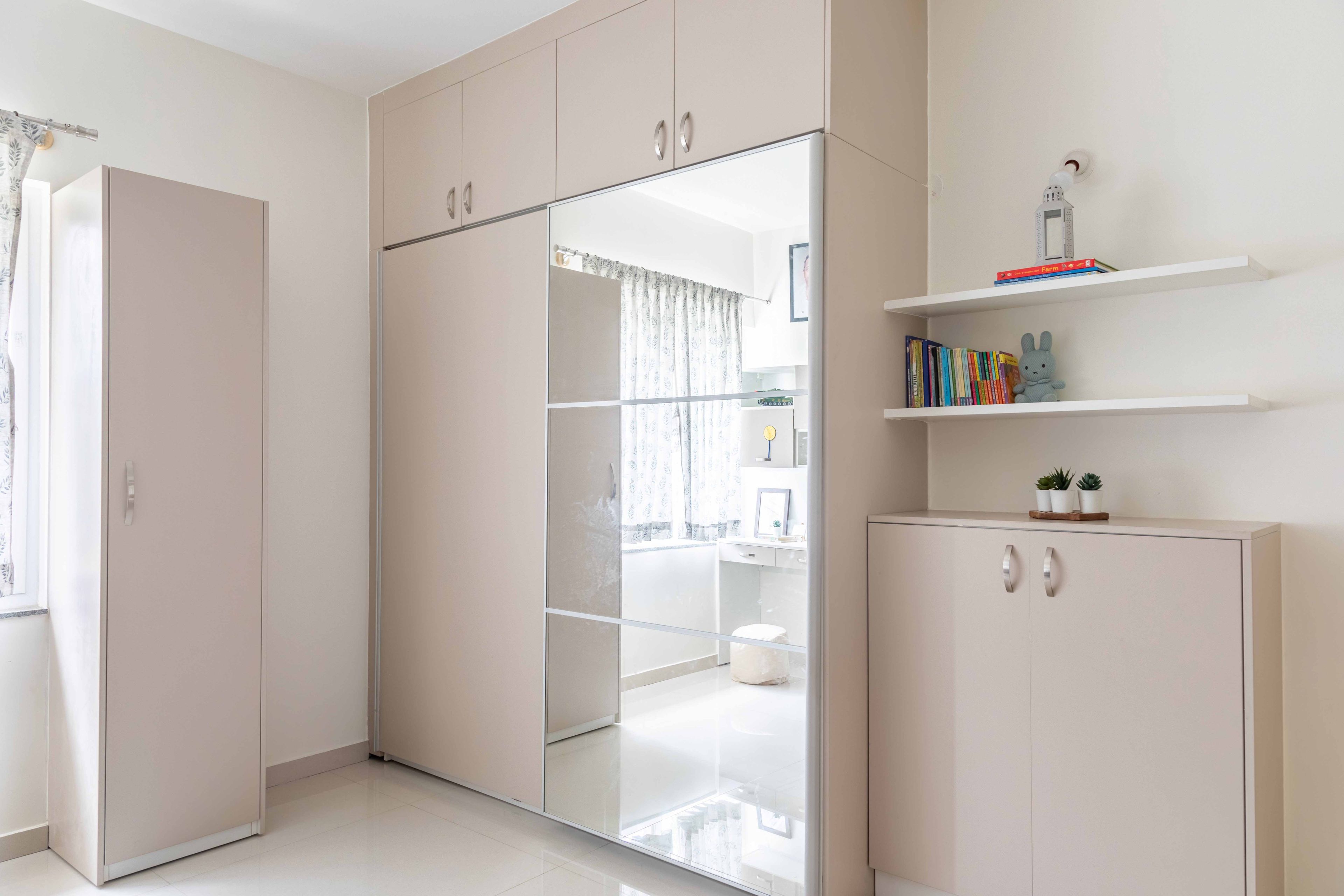 Light Pink Sliding Mirrored Wardrobe Design - Livspace