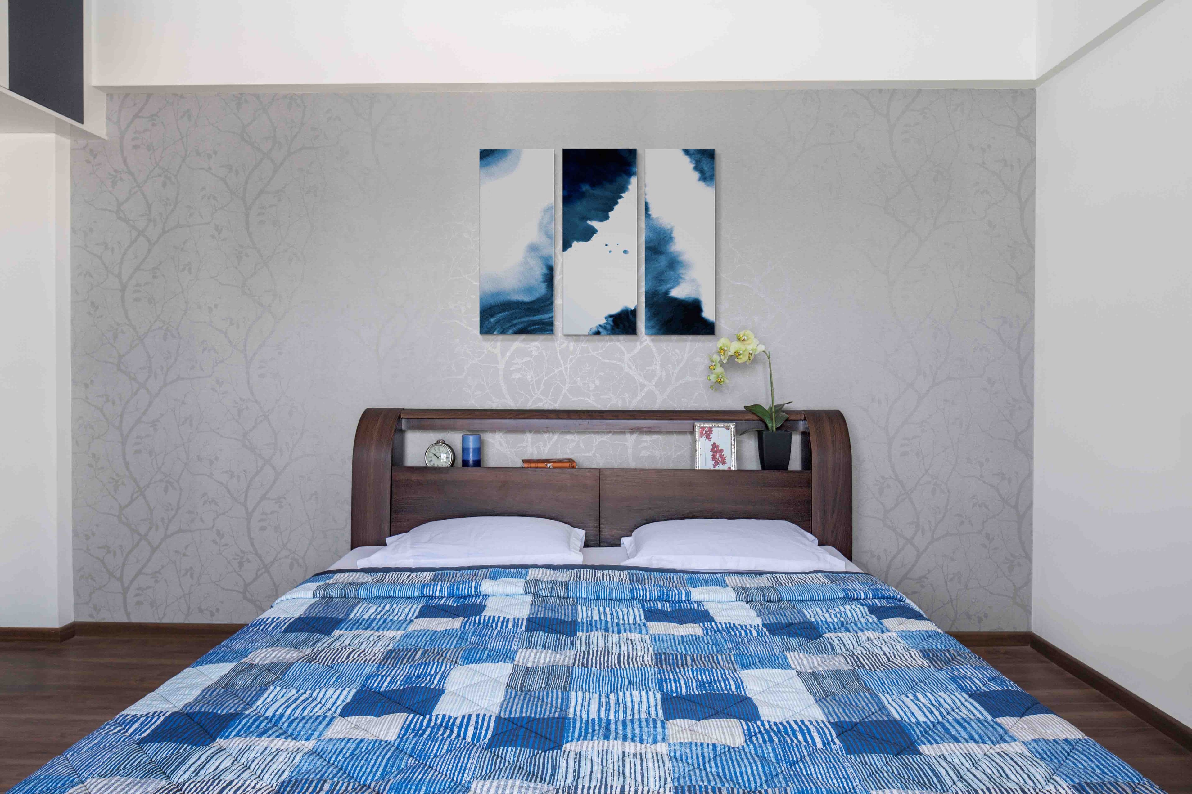 Blue and white master bedroom design with silver wallpaper - Livspace