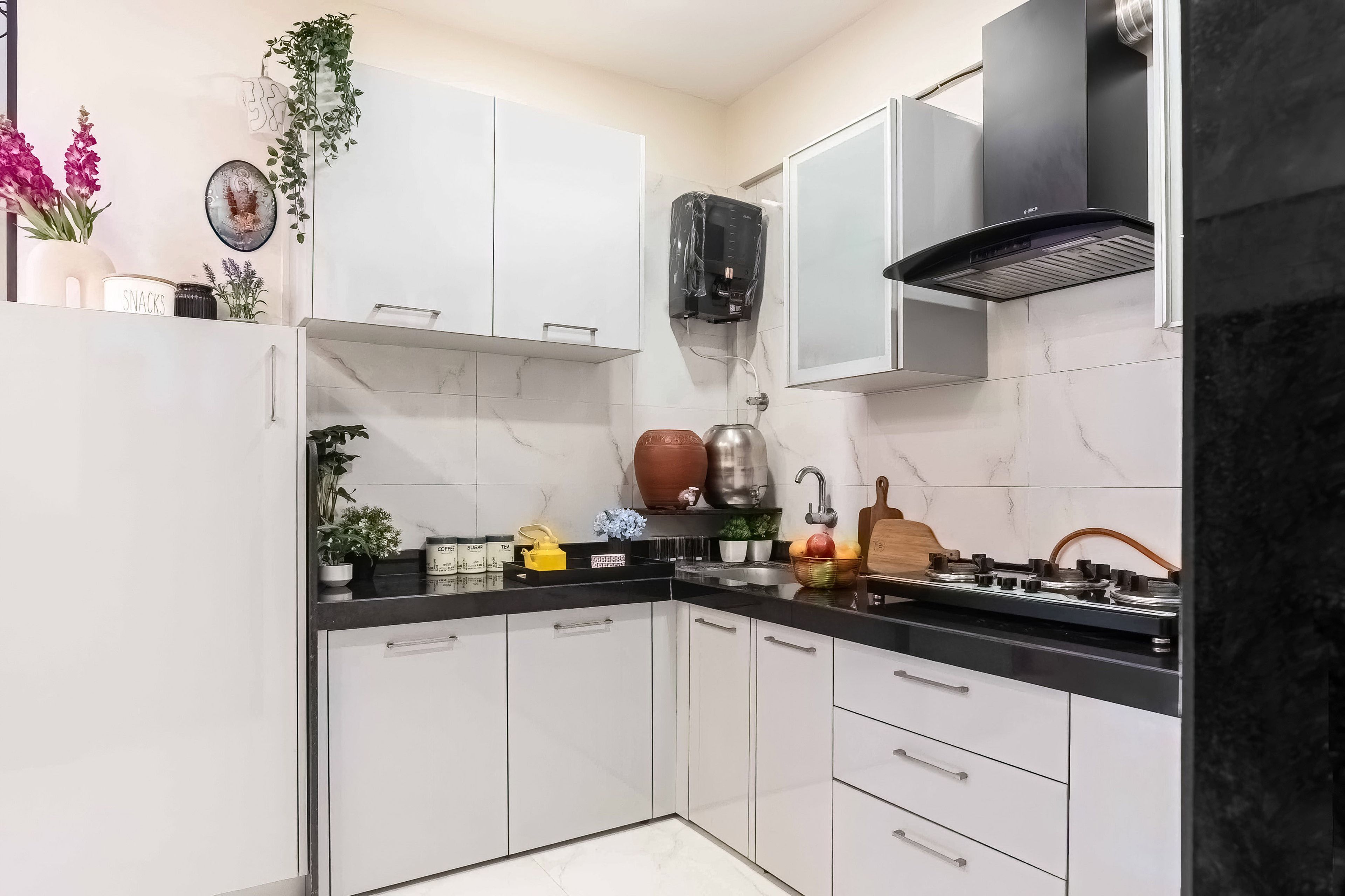 Modern Modular L-Shape Kitchen Design with Off White Cabinets