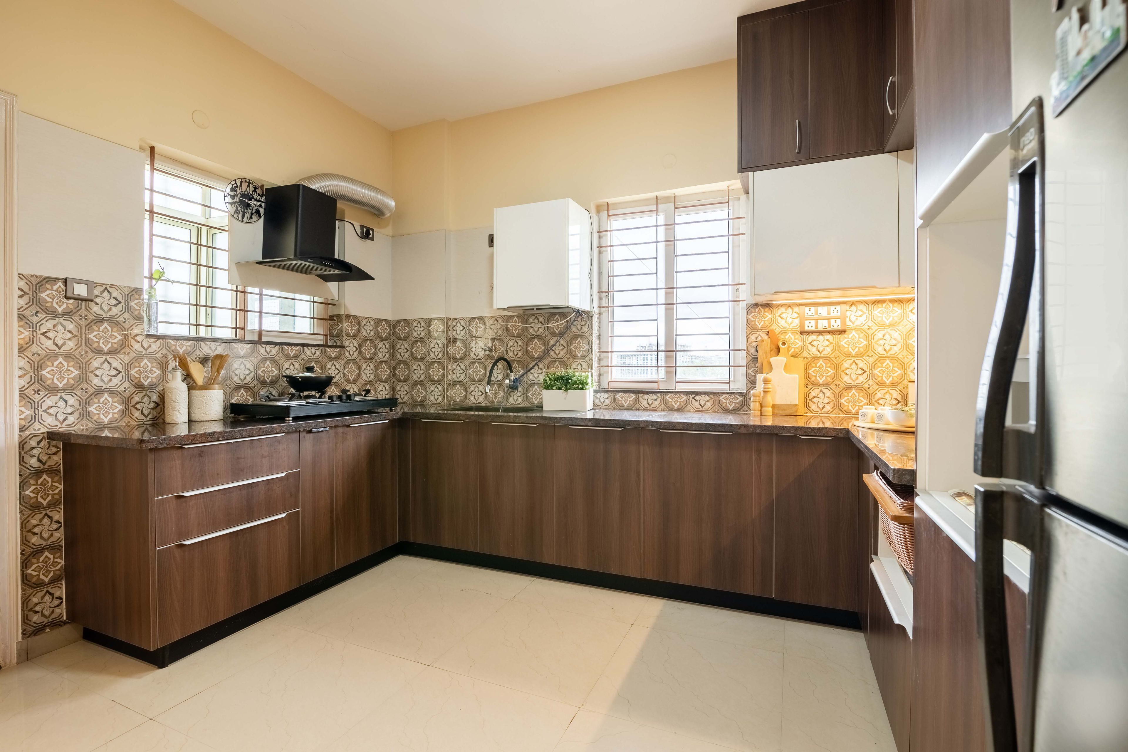 Contemporary U-Shaped Kitchen Design with Pacific B and Frosty White Cabinets
