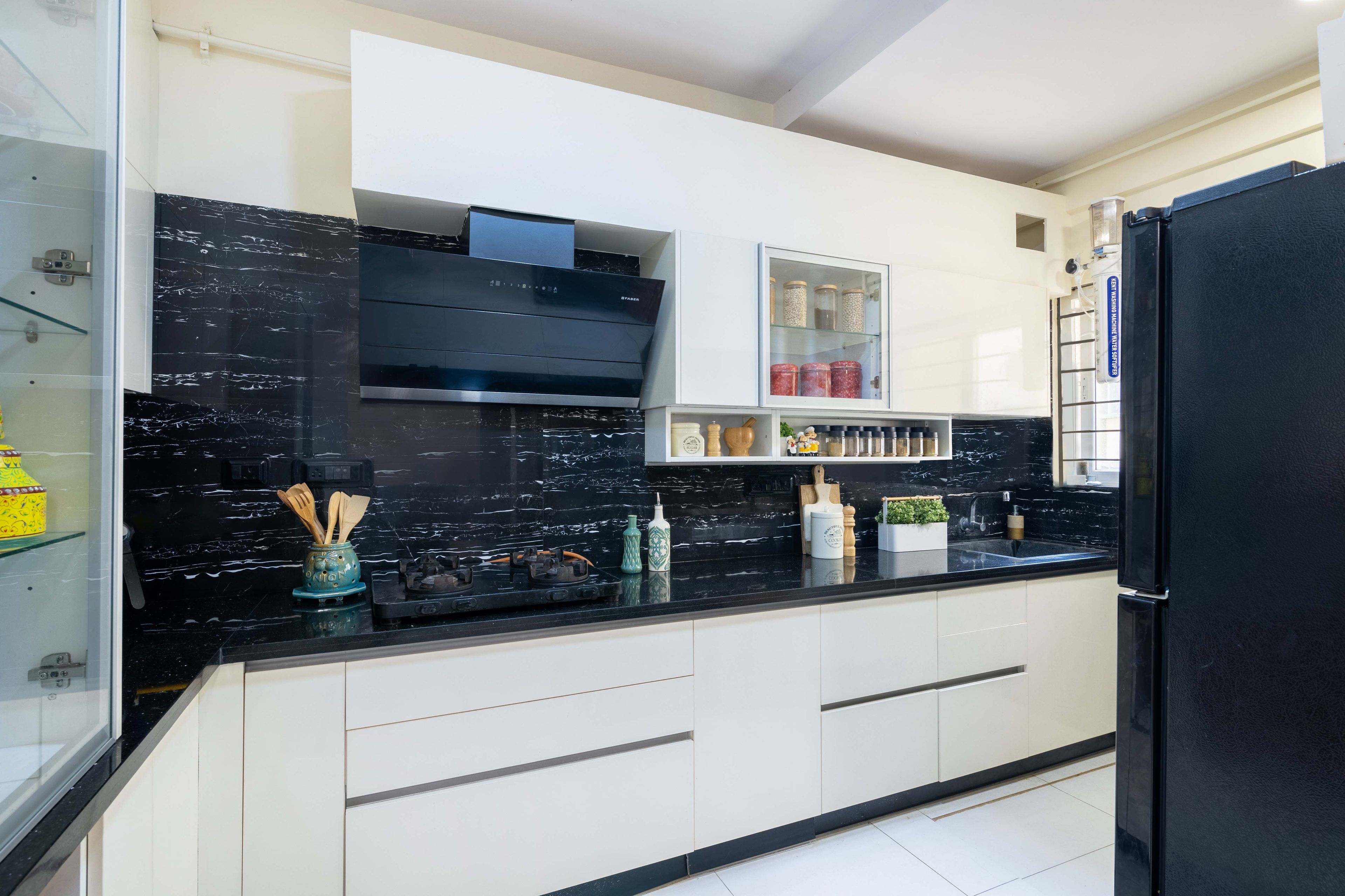 Modern L-Shaped Kitchen Design with Frosty White Cabinets