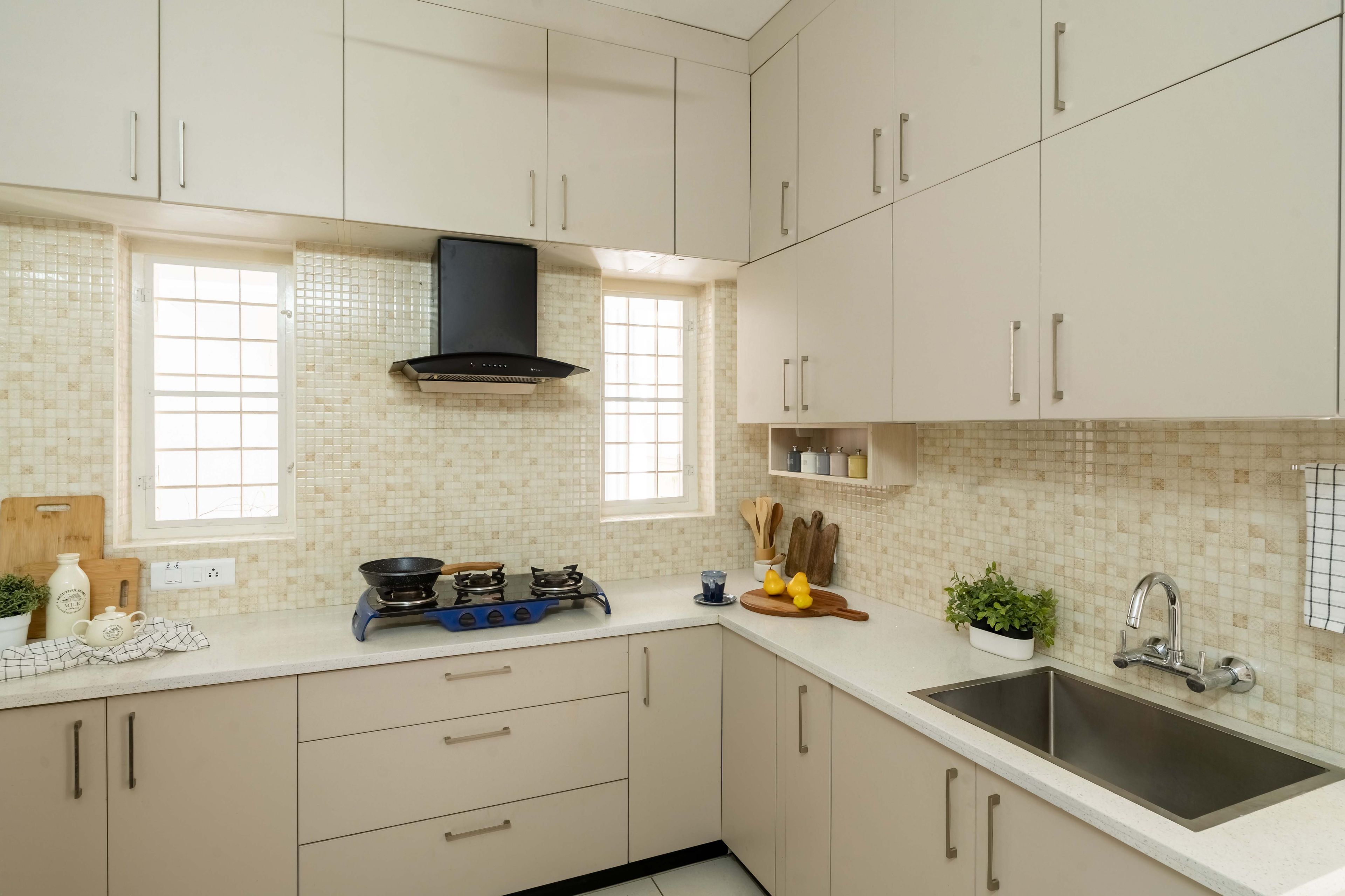 Modern L-Shape Kitchen Design with Champagne Cabinets