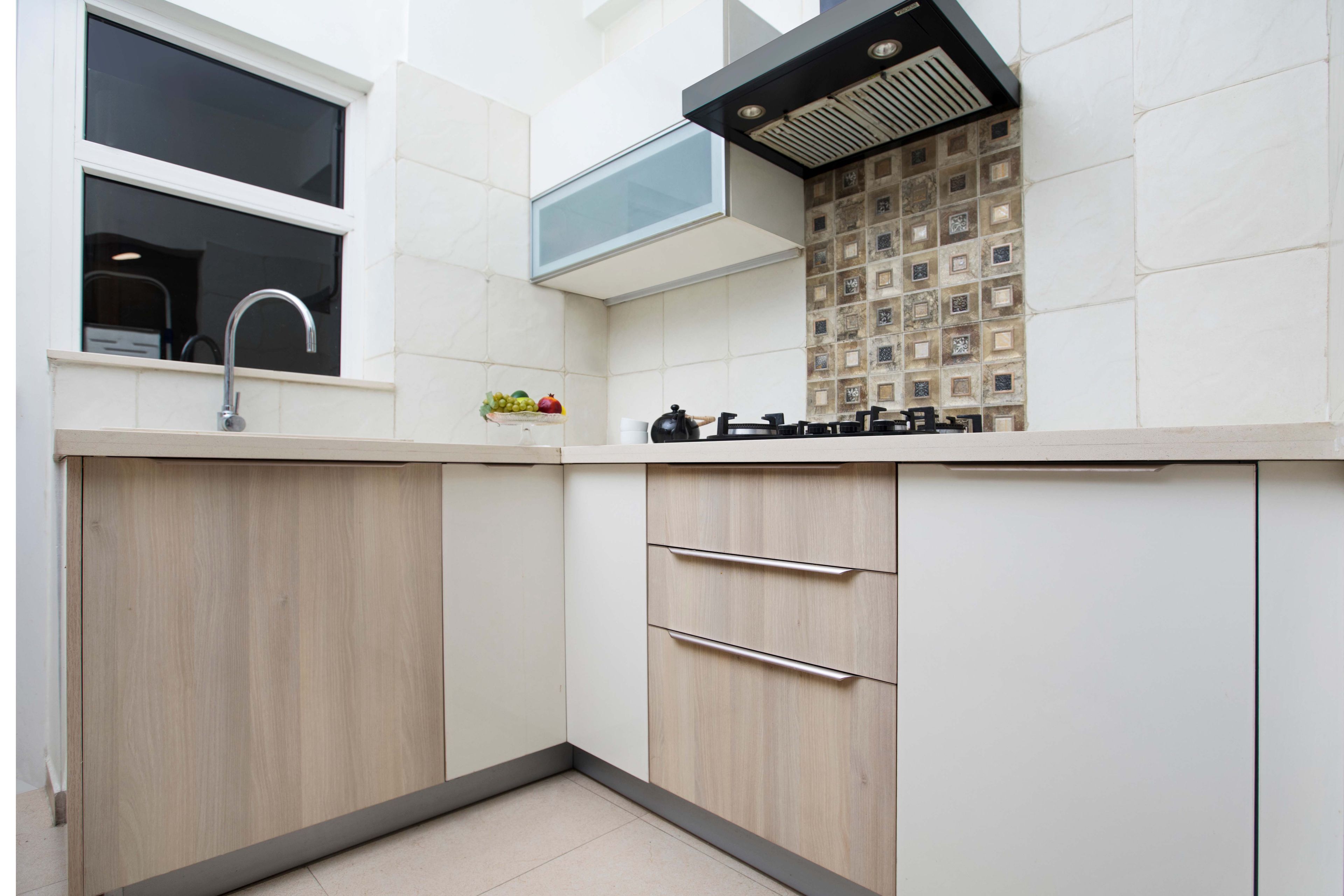 Modern L-Shape Kitchen Cabinet Design in Frosty White and American Walnut with Corian Countertop