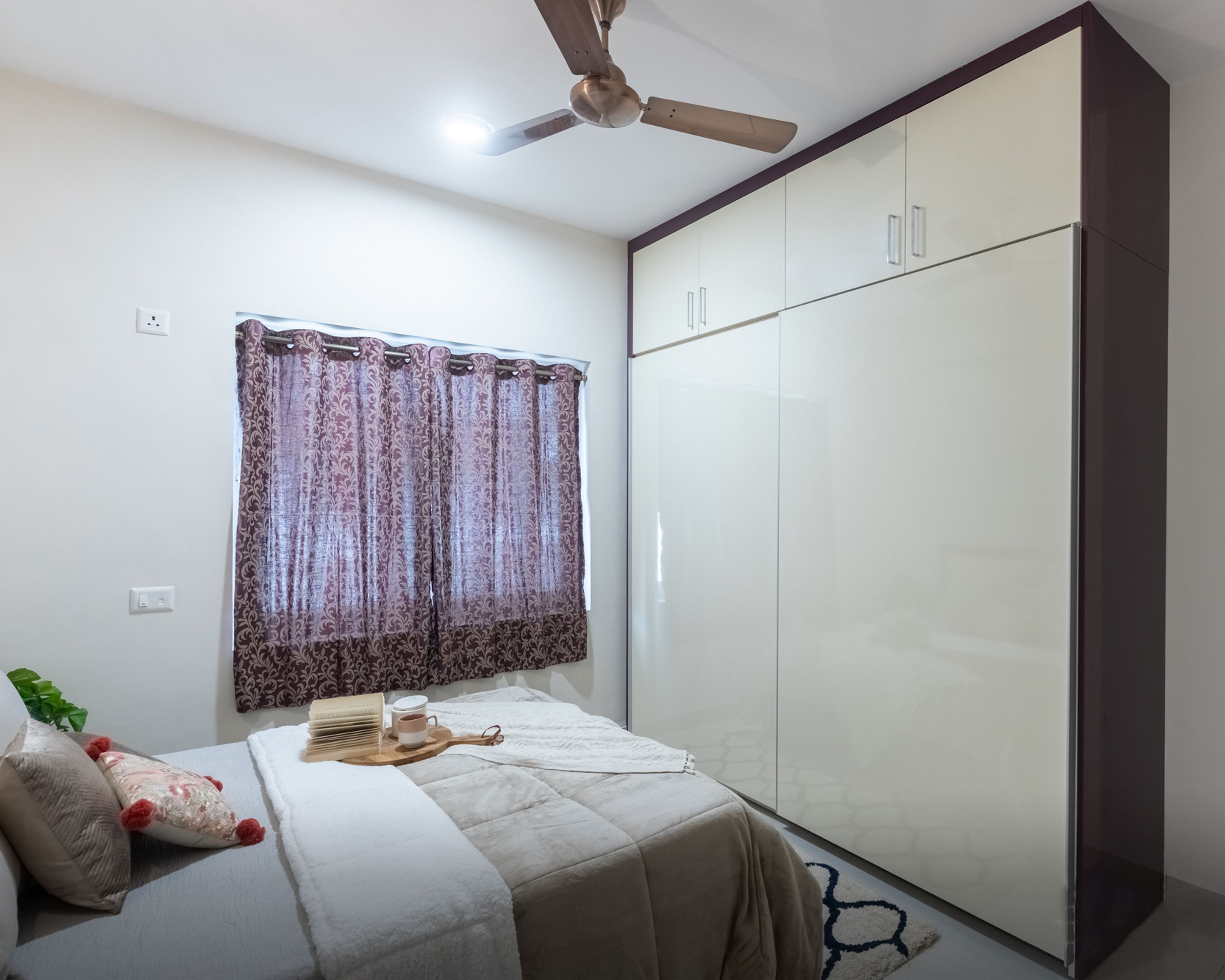 Modern Black Currant and Frosty White Glossy Sliding Door Wardrobe Design