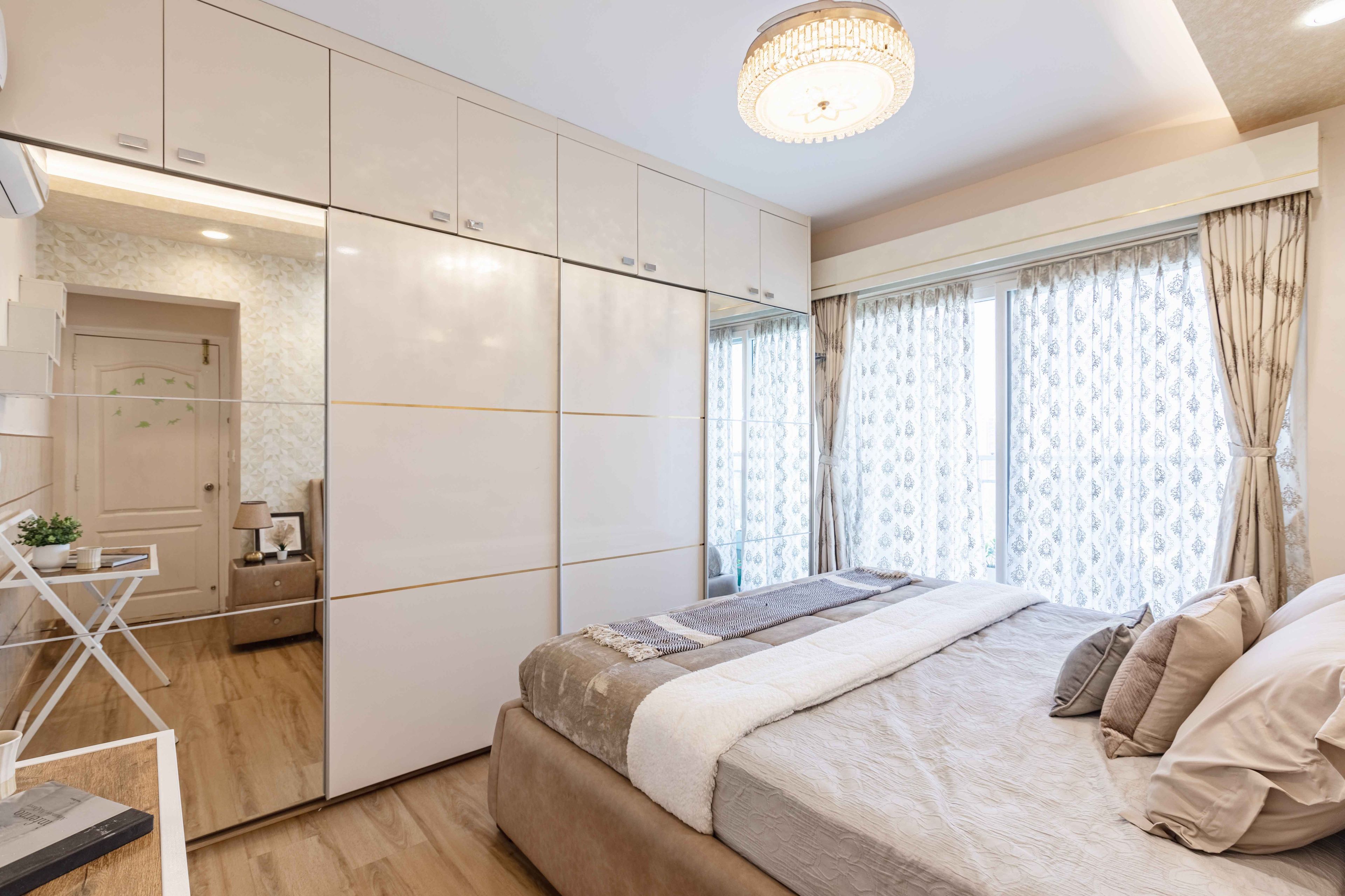 Contemporary Frosty White Sliding Door Wardrobe Design