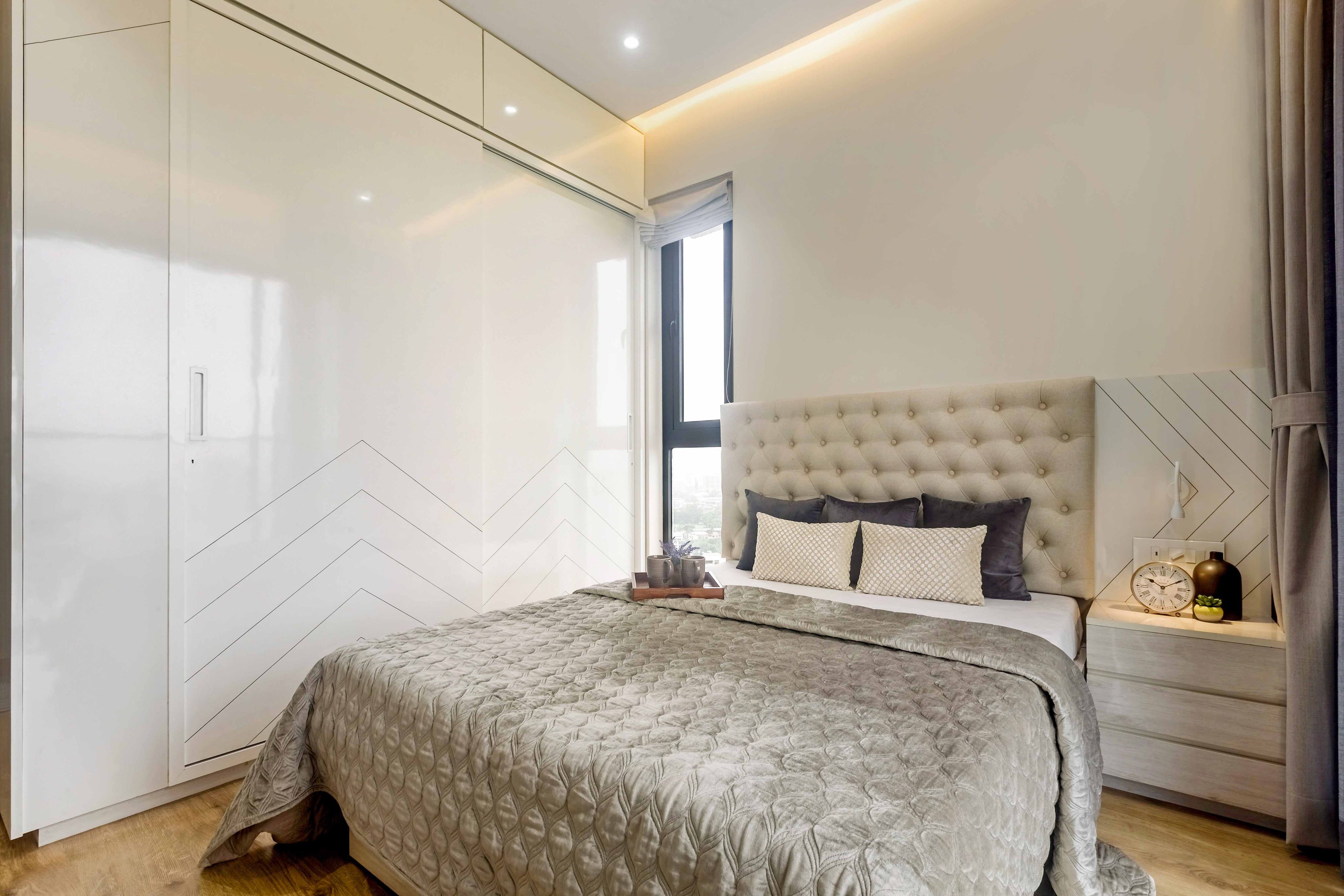 Contemporary Frosty White Glossy Sliding Door Wardrobe Design