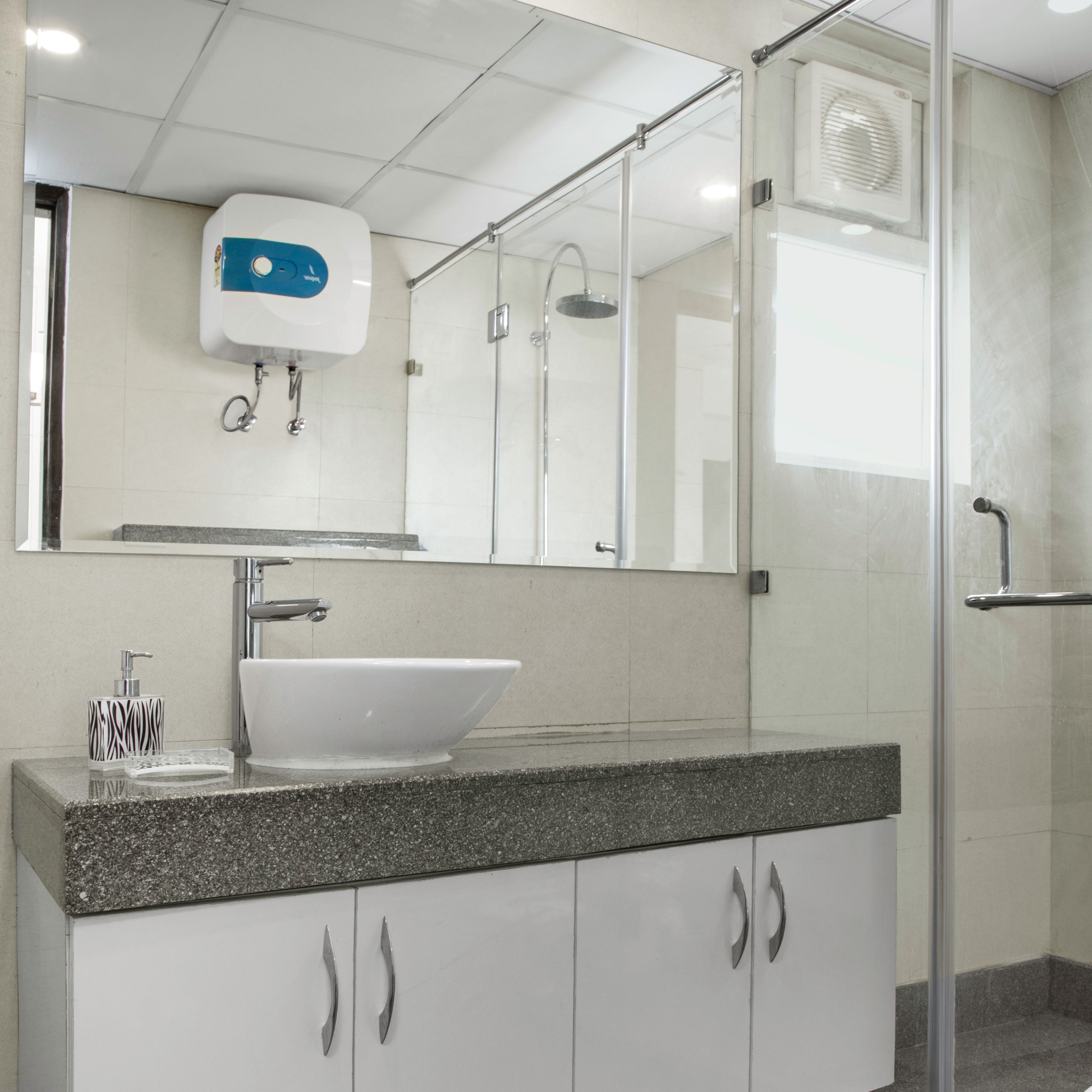 Minimal Bathroom Design With A Rectangular Mirror