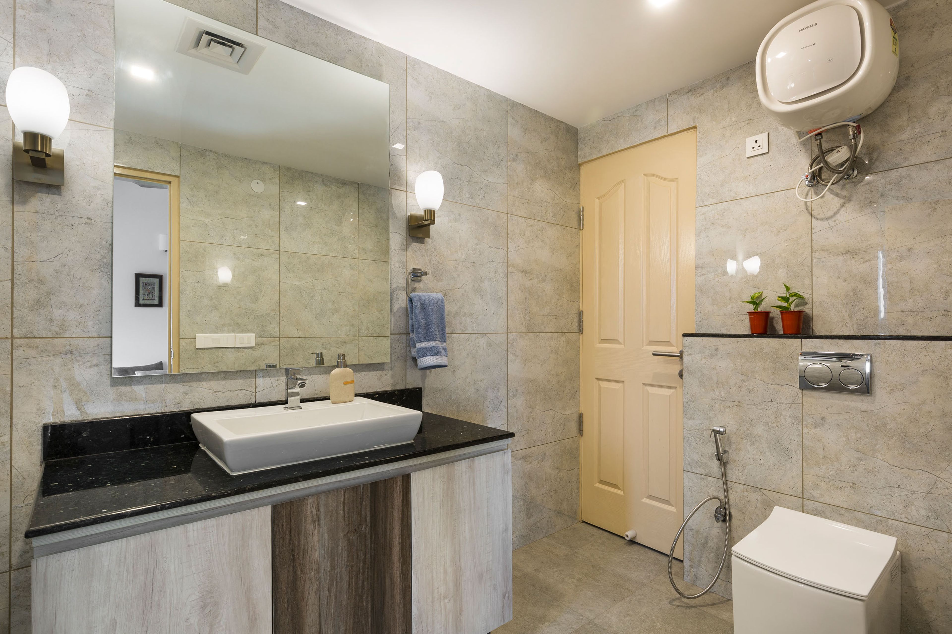 Modern Bathroom Design With Beige Marble Wall Tiles