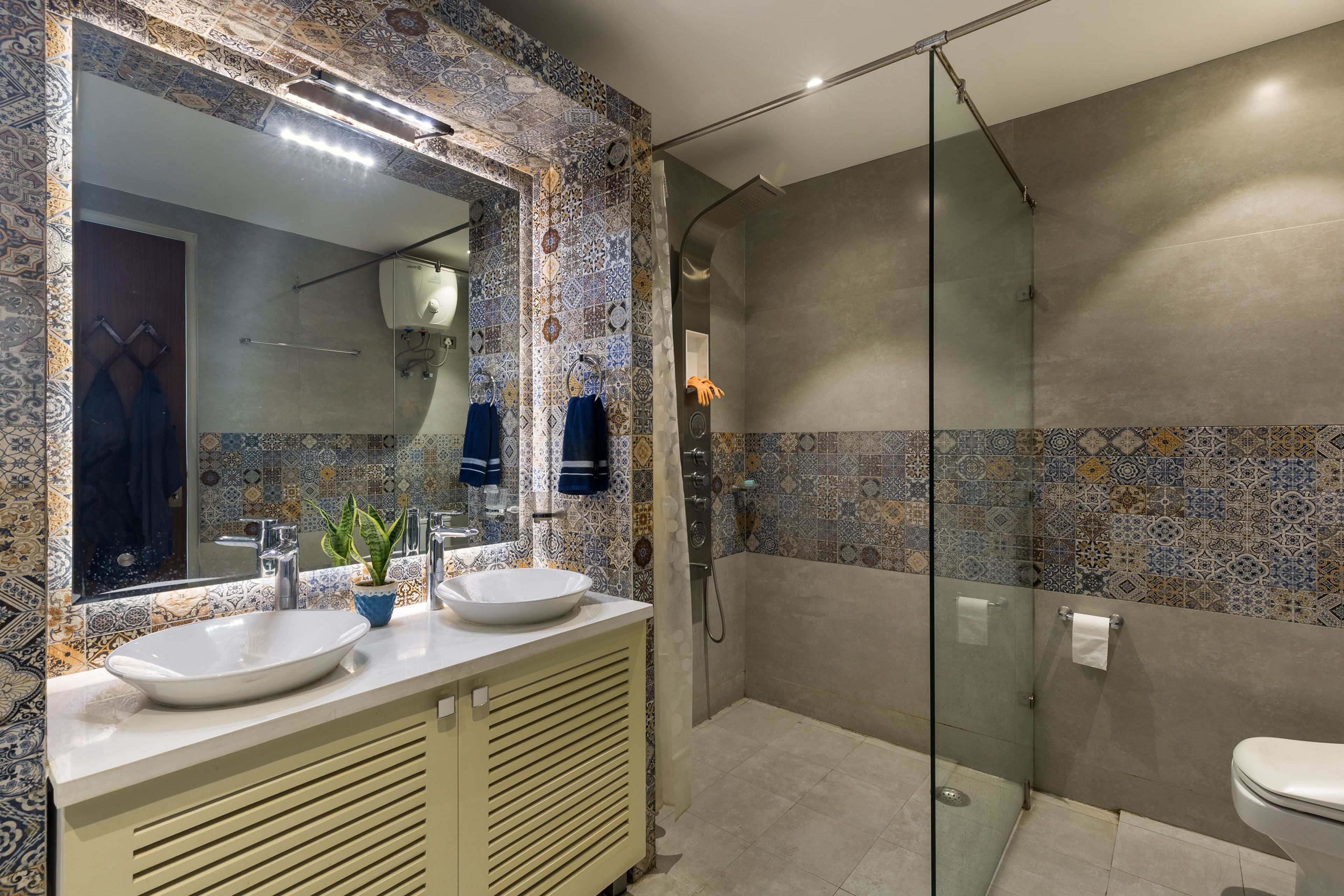 Modern Bathroom Design With Profile Lighting