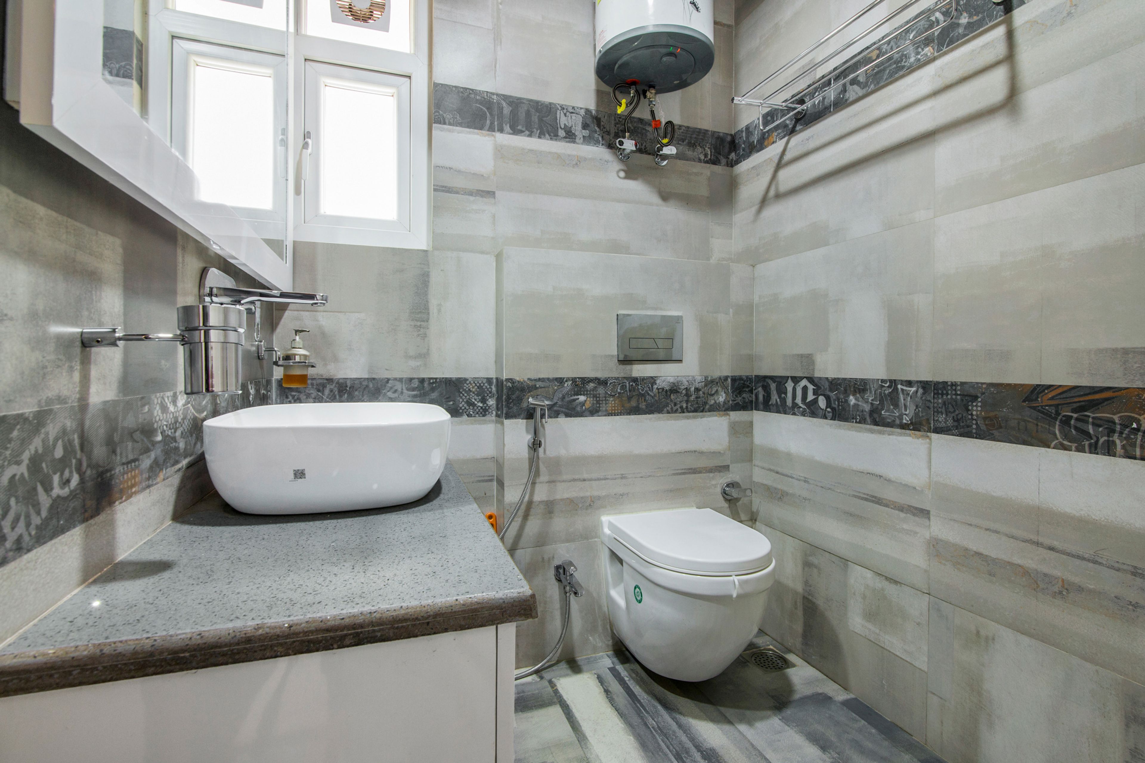 Contemporary Bathroom Design With Closed Cabinet Storage