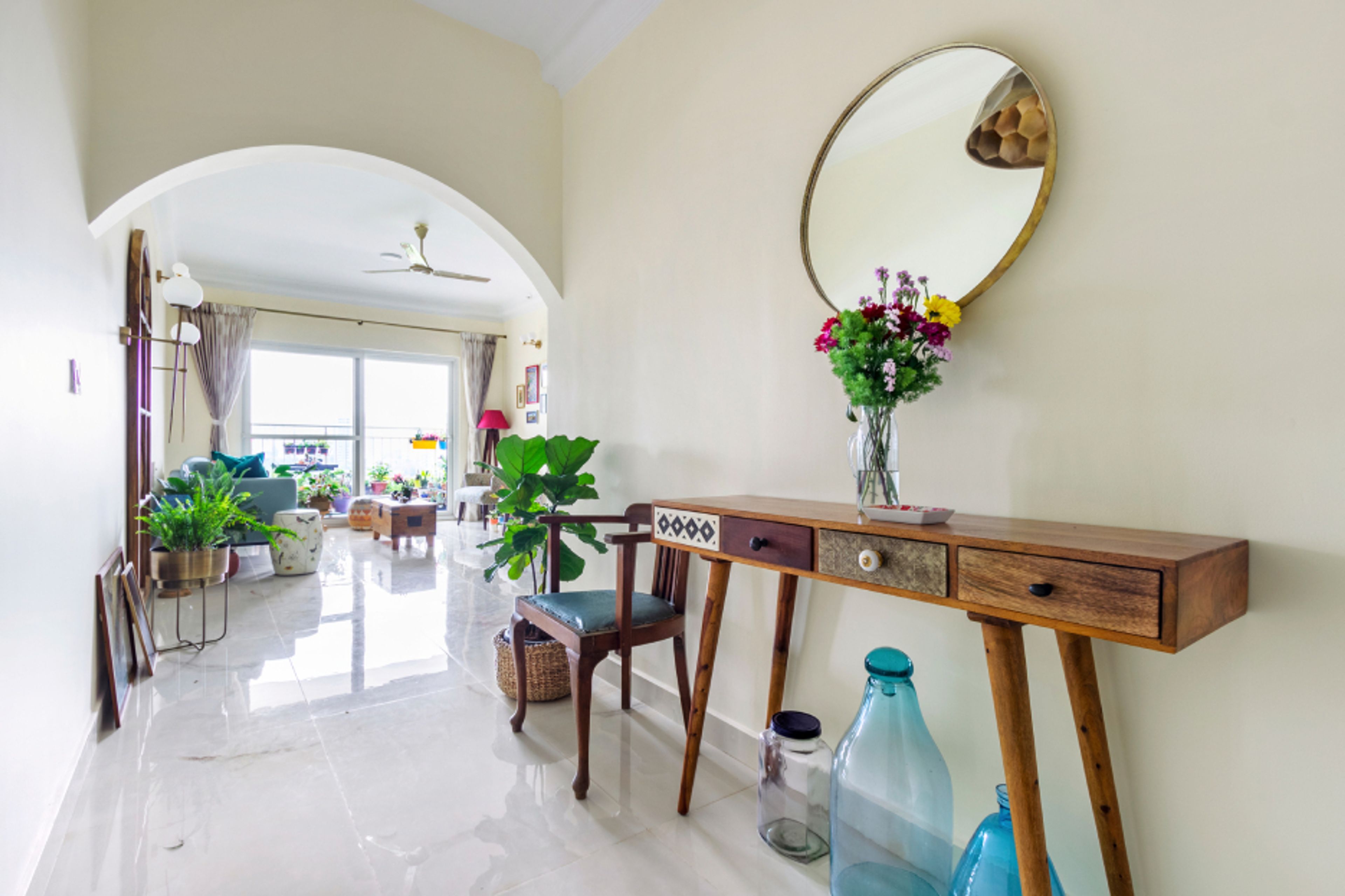 Mid-Century Modern Foyer Design With Wooden Table