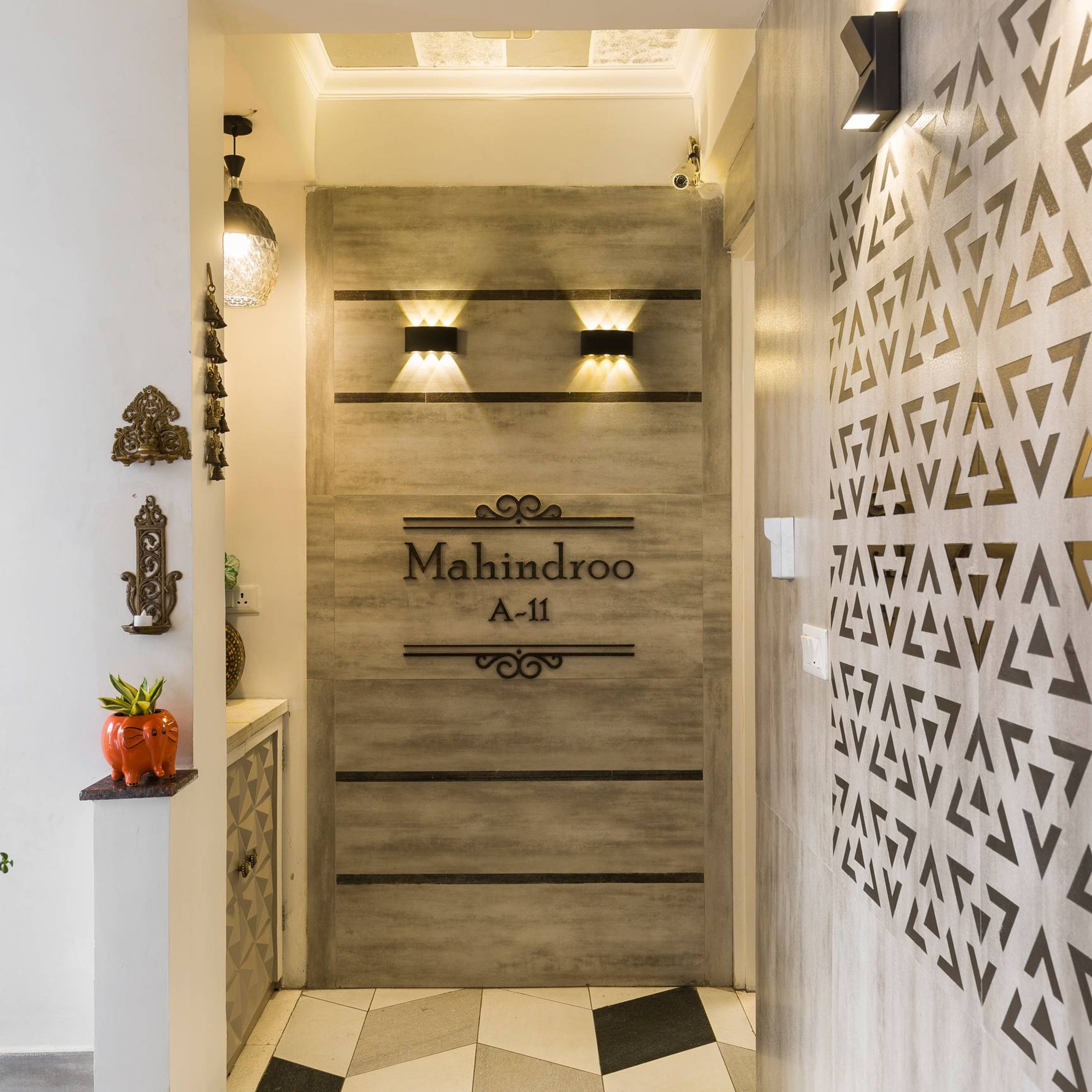 Modern Foyer Design With Textured Wall Paint