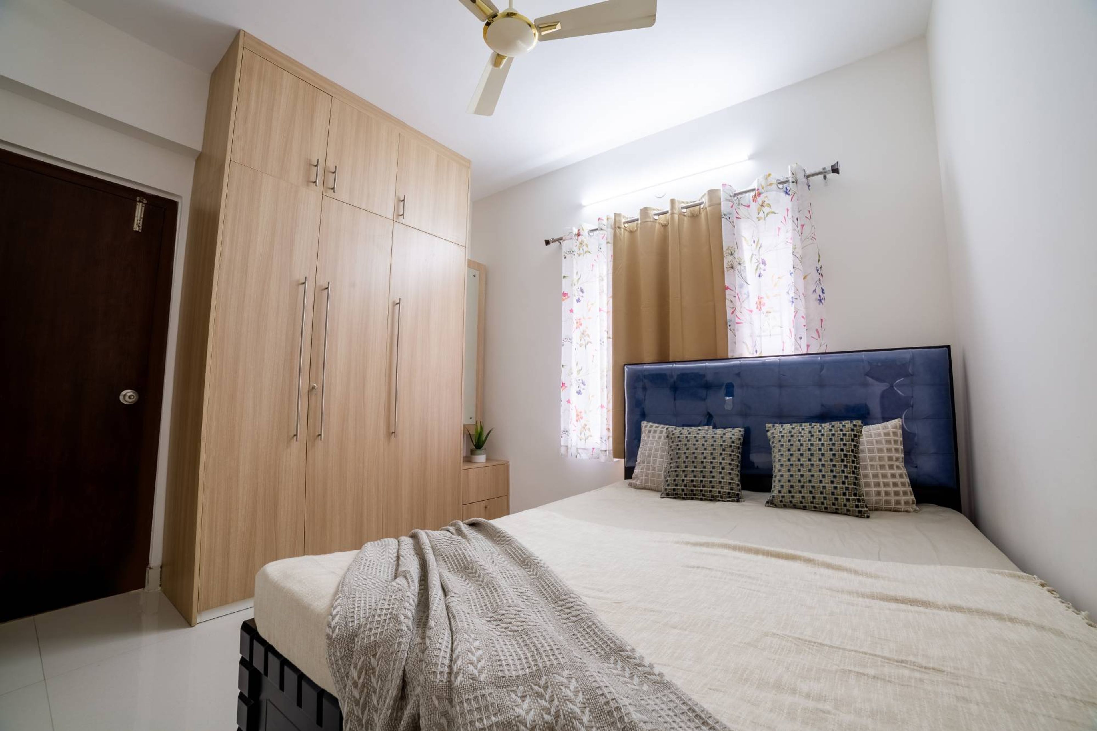 Modern Guest Bedroom Design With Linen Wall Paint