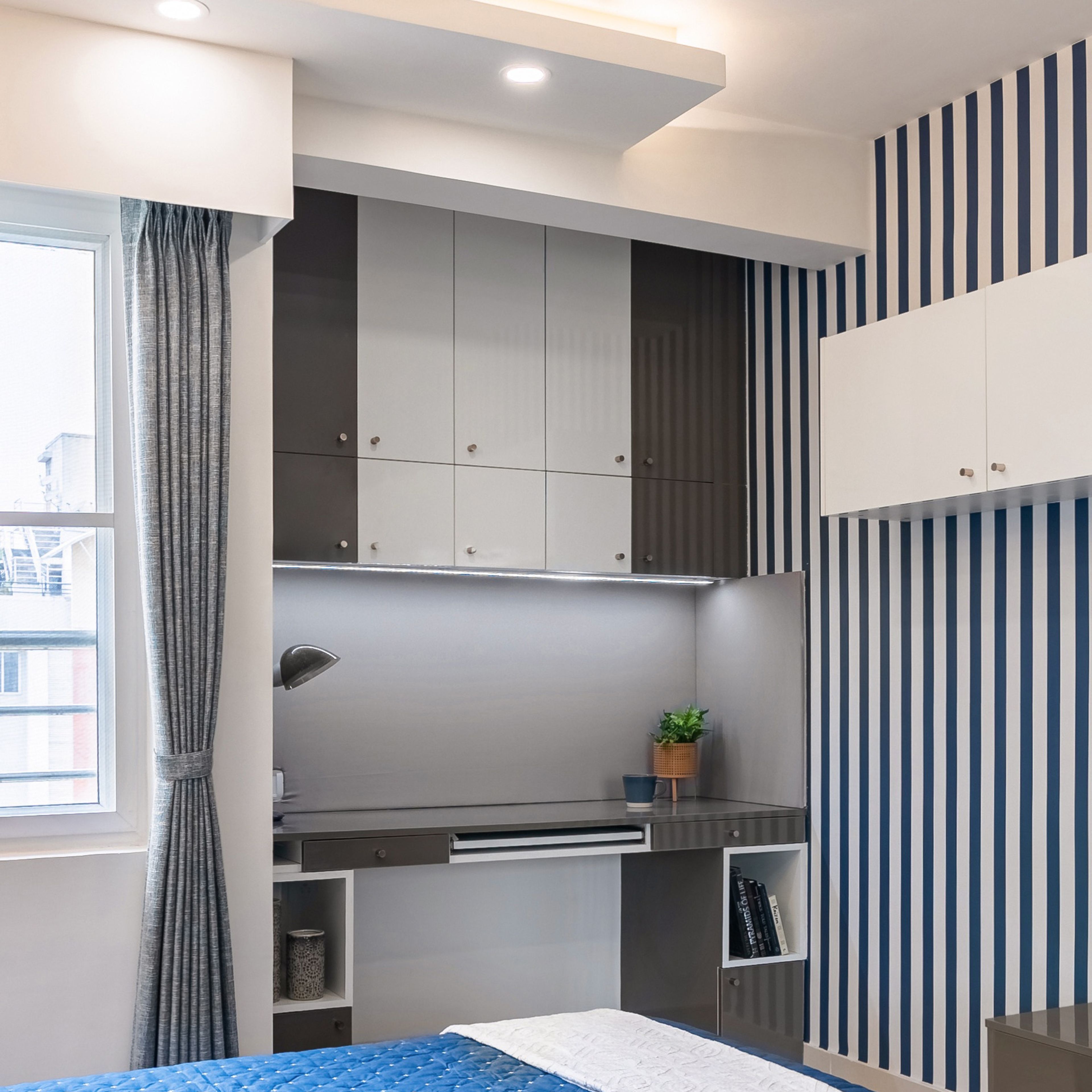 Modern Home Office Design With Profiled Lighting