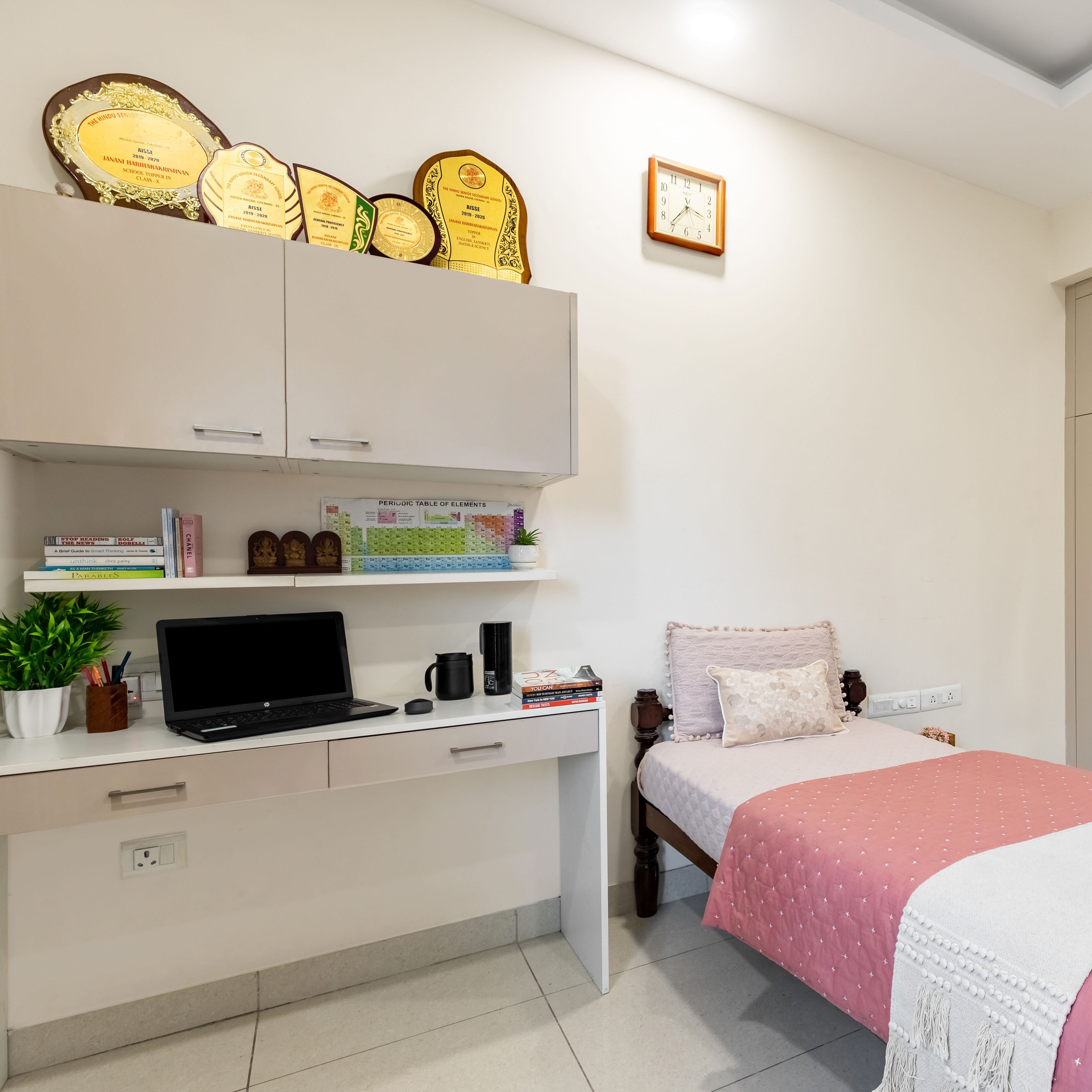 Modern Study Room Design With Open Ledges For Storage