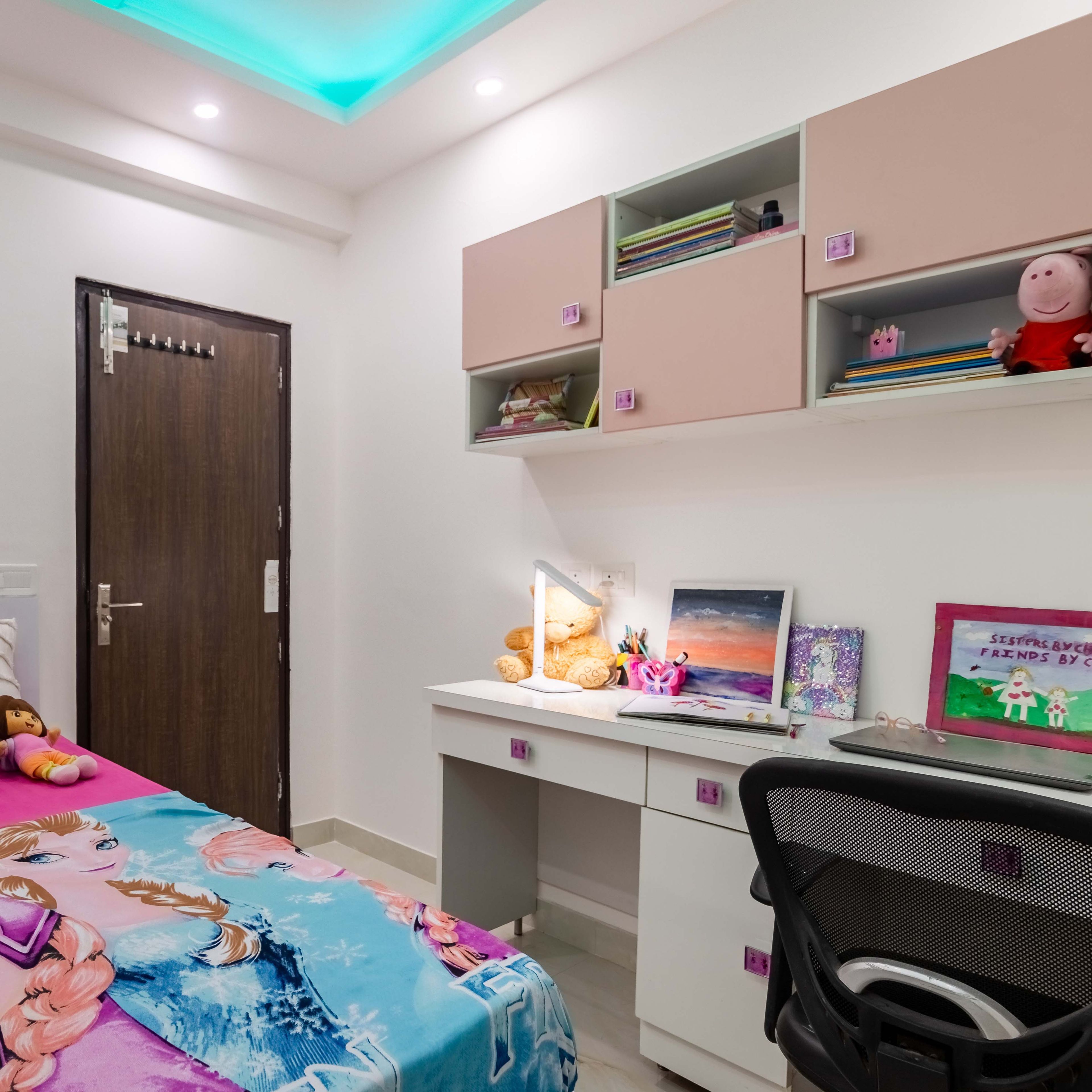 Modern Home Office Design With Wall-Mounted Storage