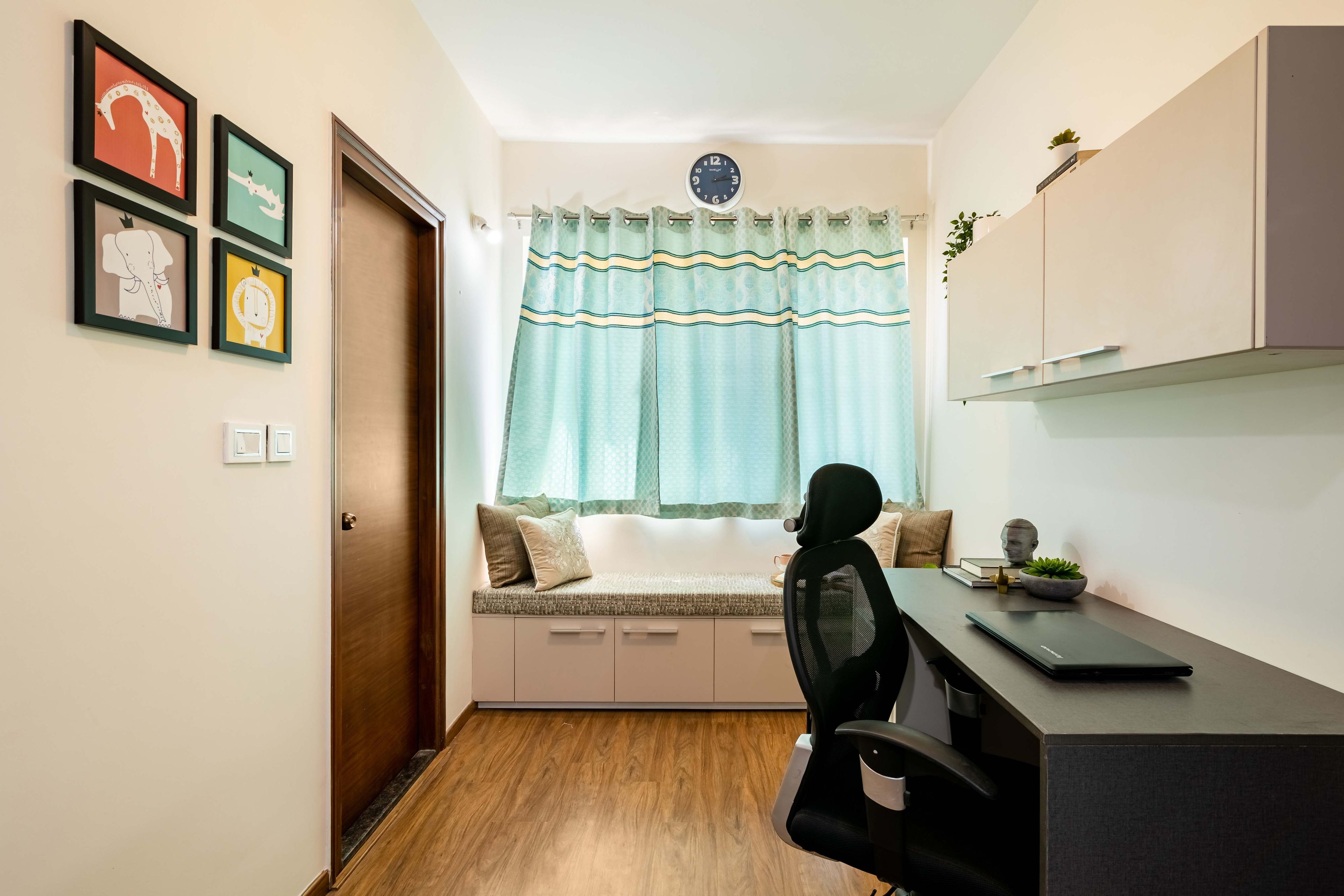 Modern Home Office Design With Height-Adjustable Chair