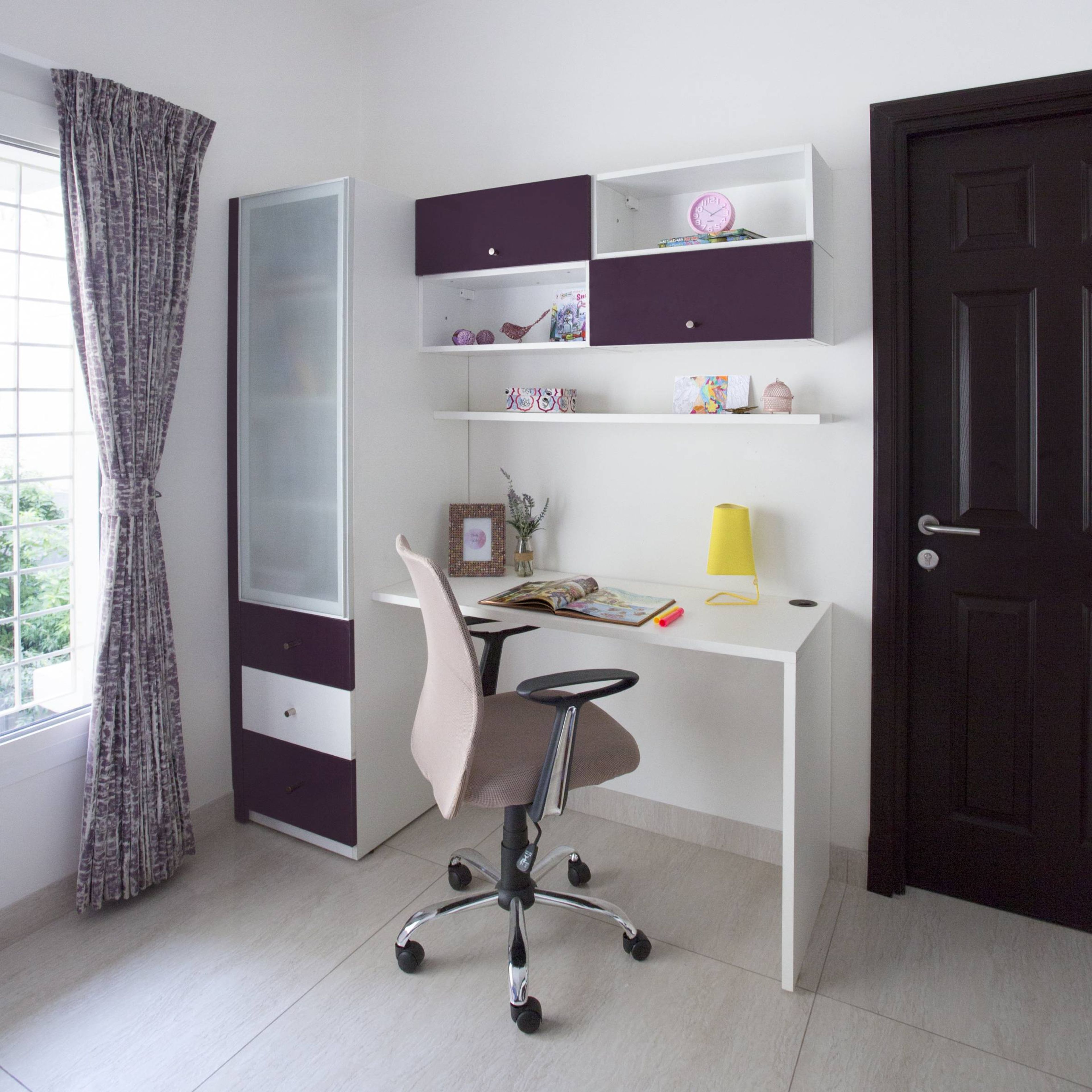 Contemporary Study Room Design With Wall Storage