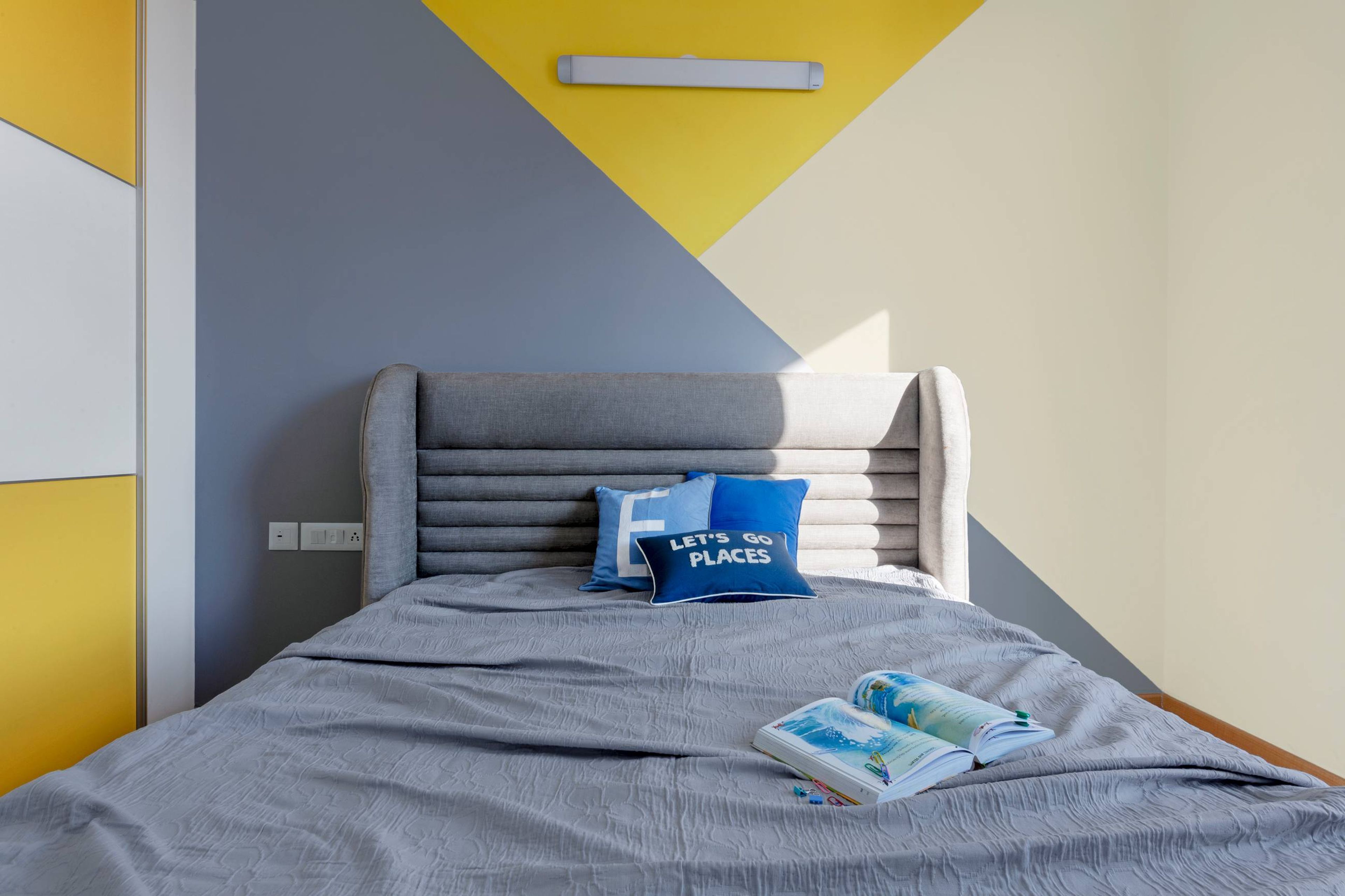 Contemporary Kid's Bedroom Design With Yellow And Grey Wallpaper