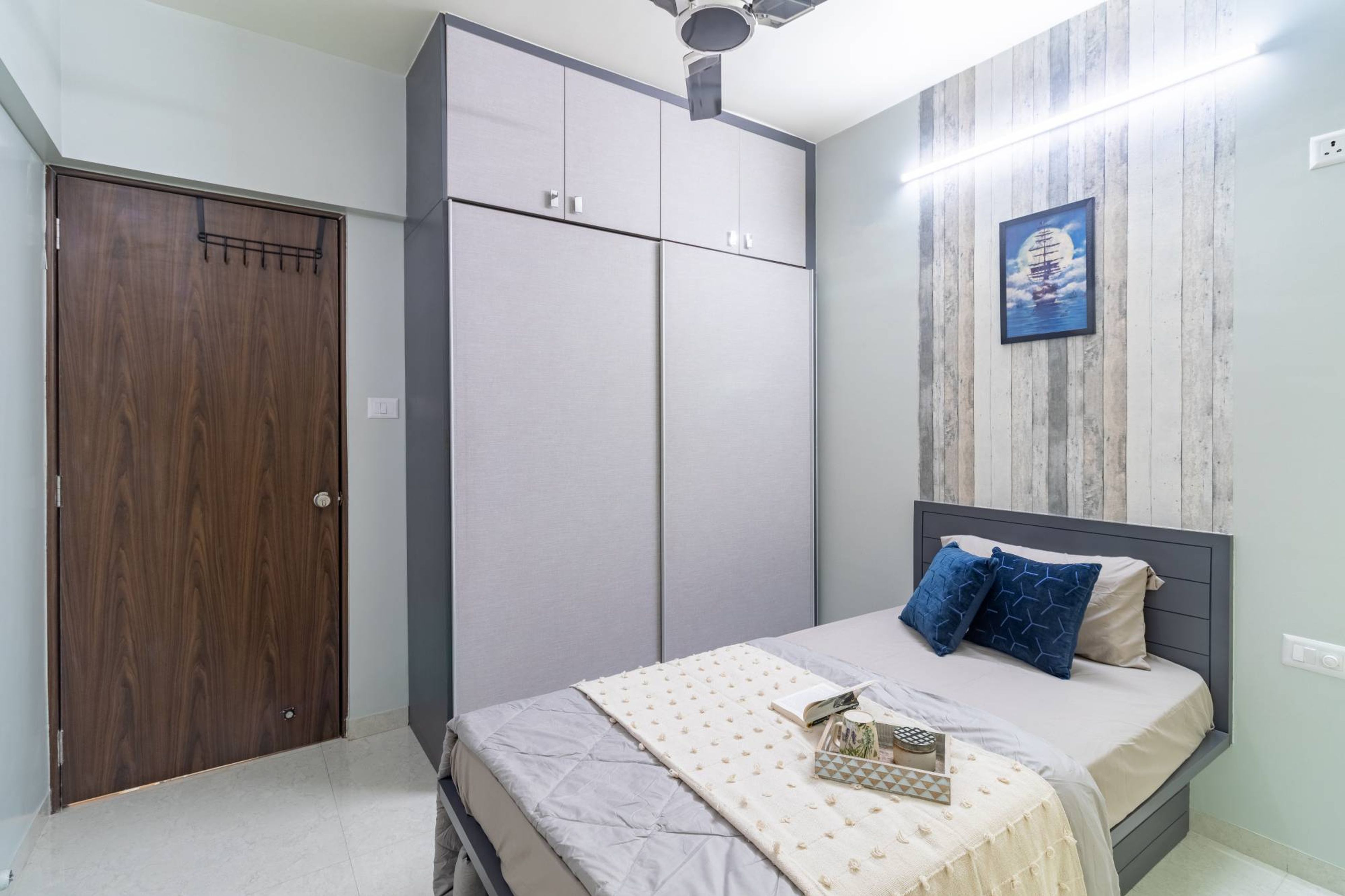 Modern Kids Room Design With Spacious Wardrobe With Lofts