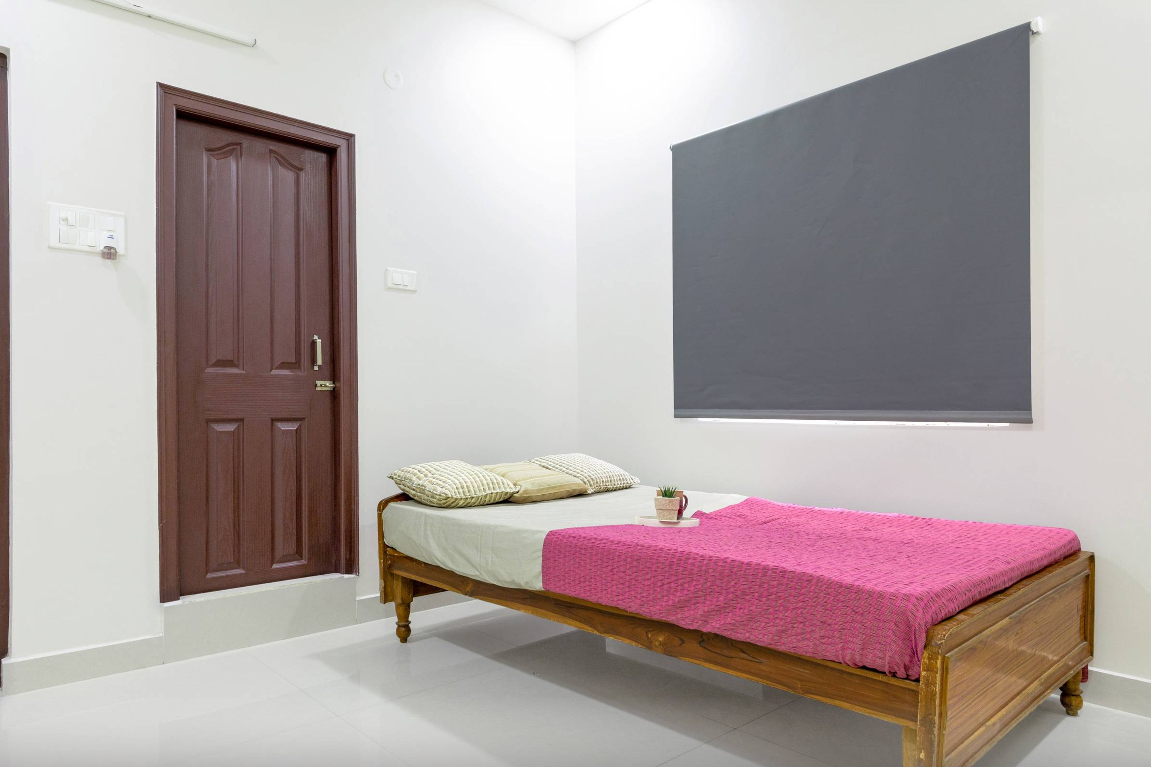 Modern Kids Bedroom Design With A Single Bed With Wooden Finish