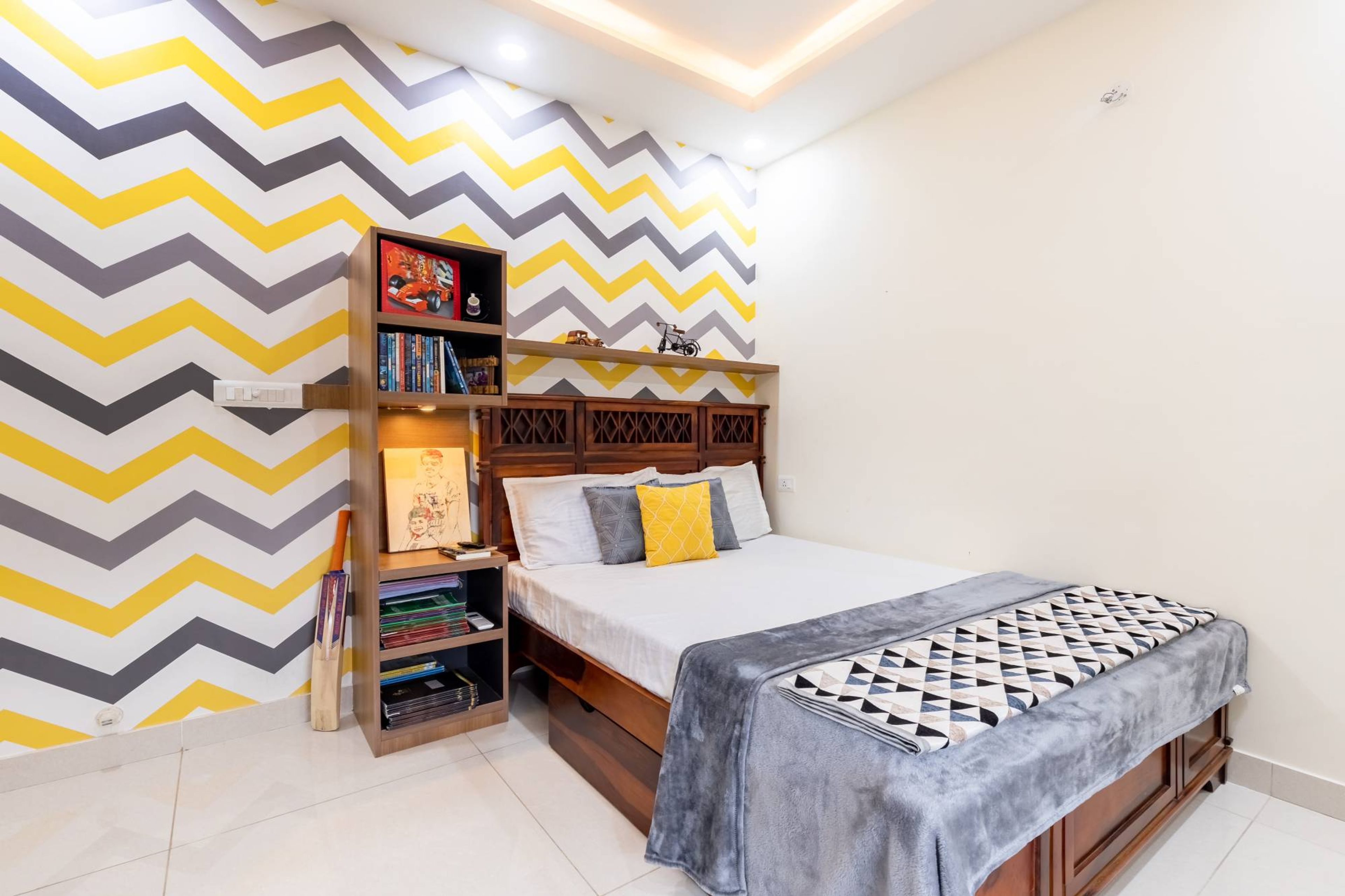 Kid's Bedroom Design With Yellow And Blue Wallpaper