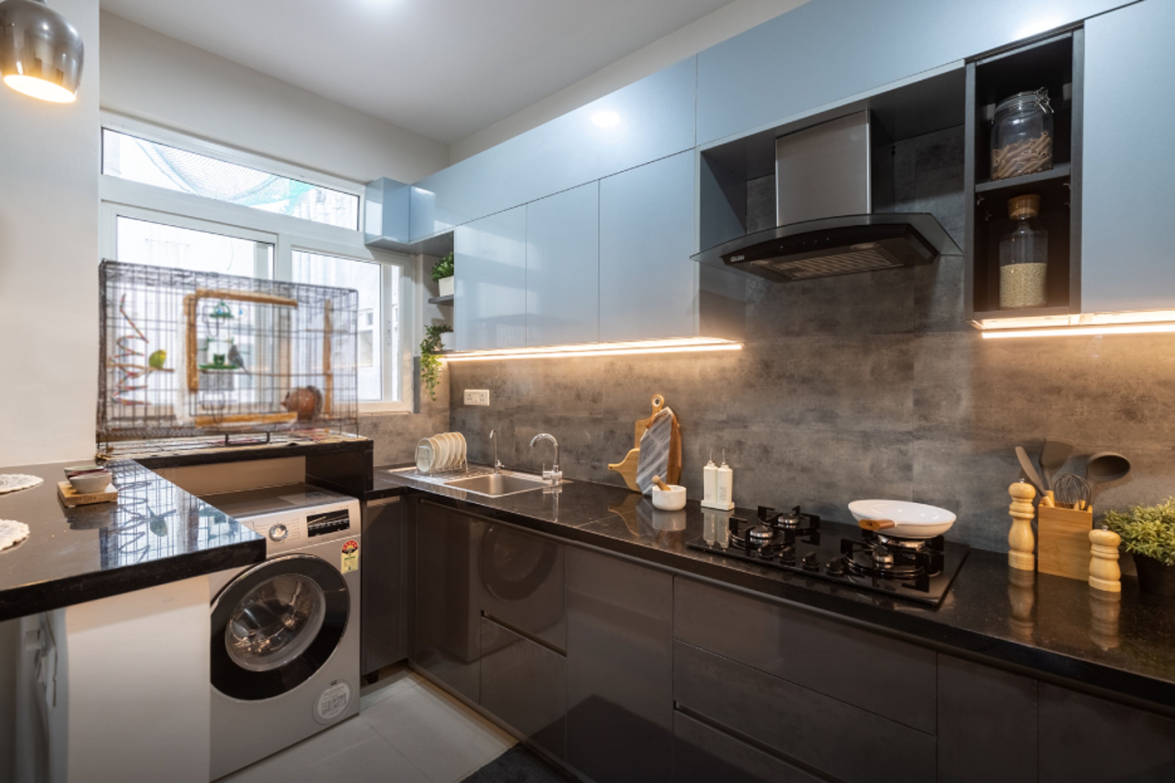 Modern L-Shaped Kitchen Design With Spacious Drawers
