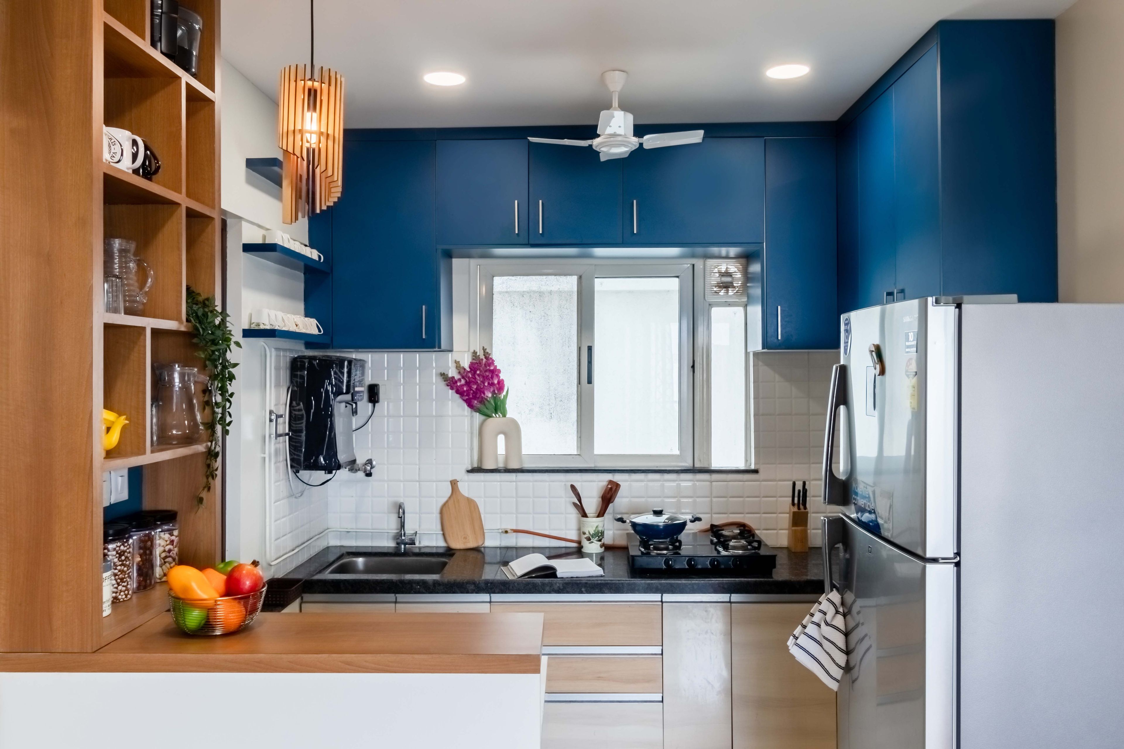Modern L-Shaped Kitchen Design With A Granite Countertop