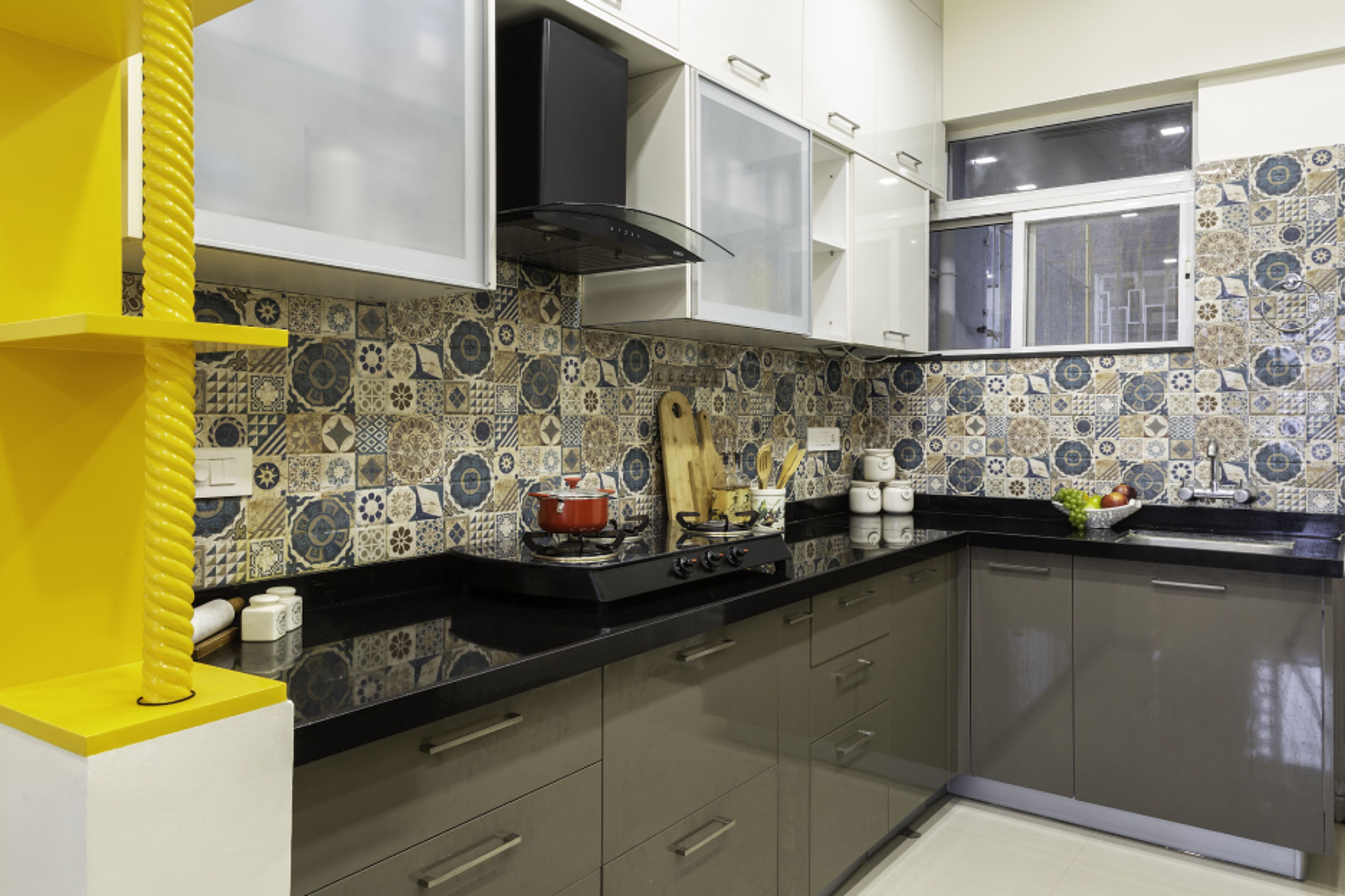 Modern Modular L-Shaped Kitchen Design With A Quartz Countertop