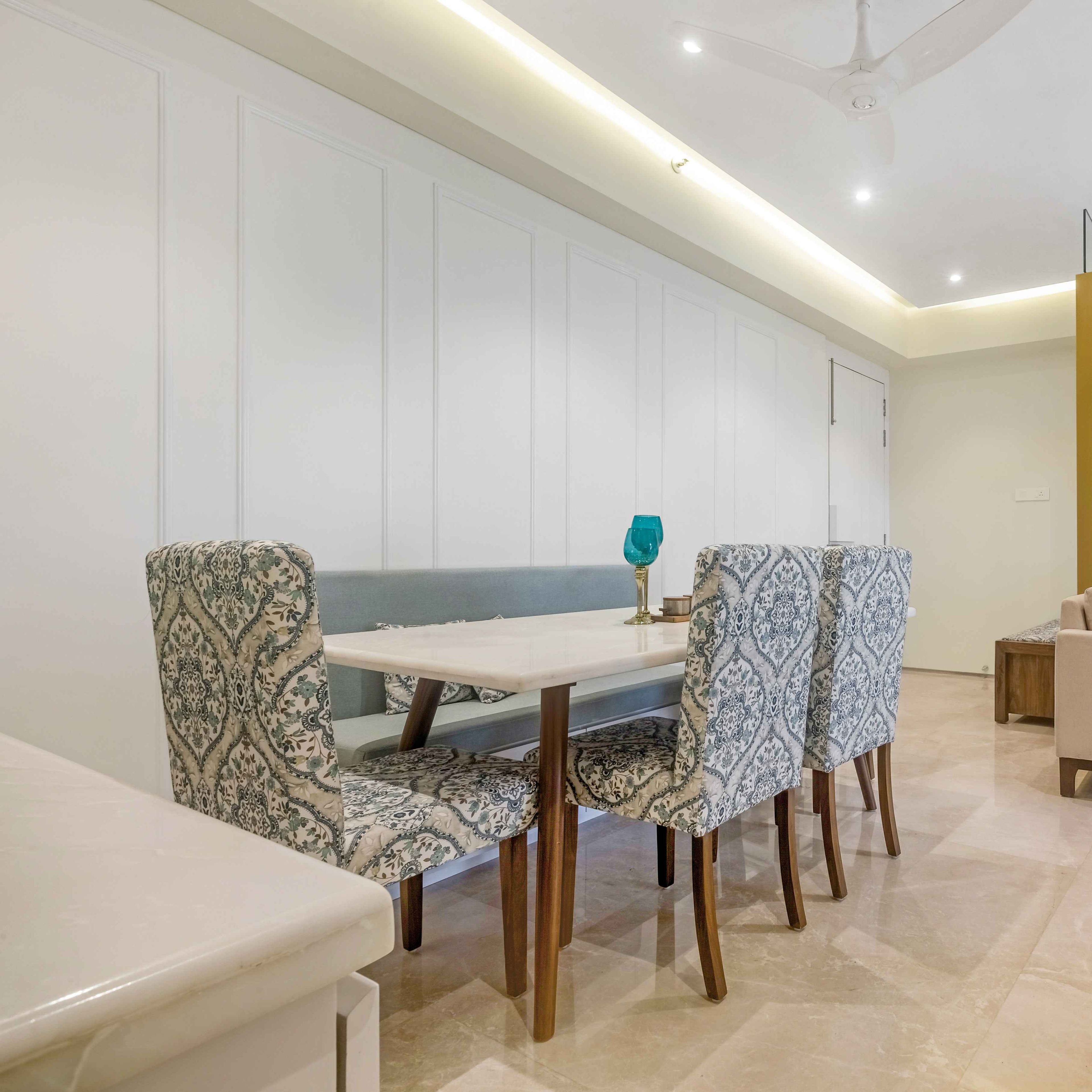 Dining Room Wall Design With A Tinted Mirror - Livspace