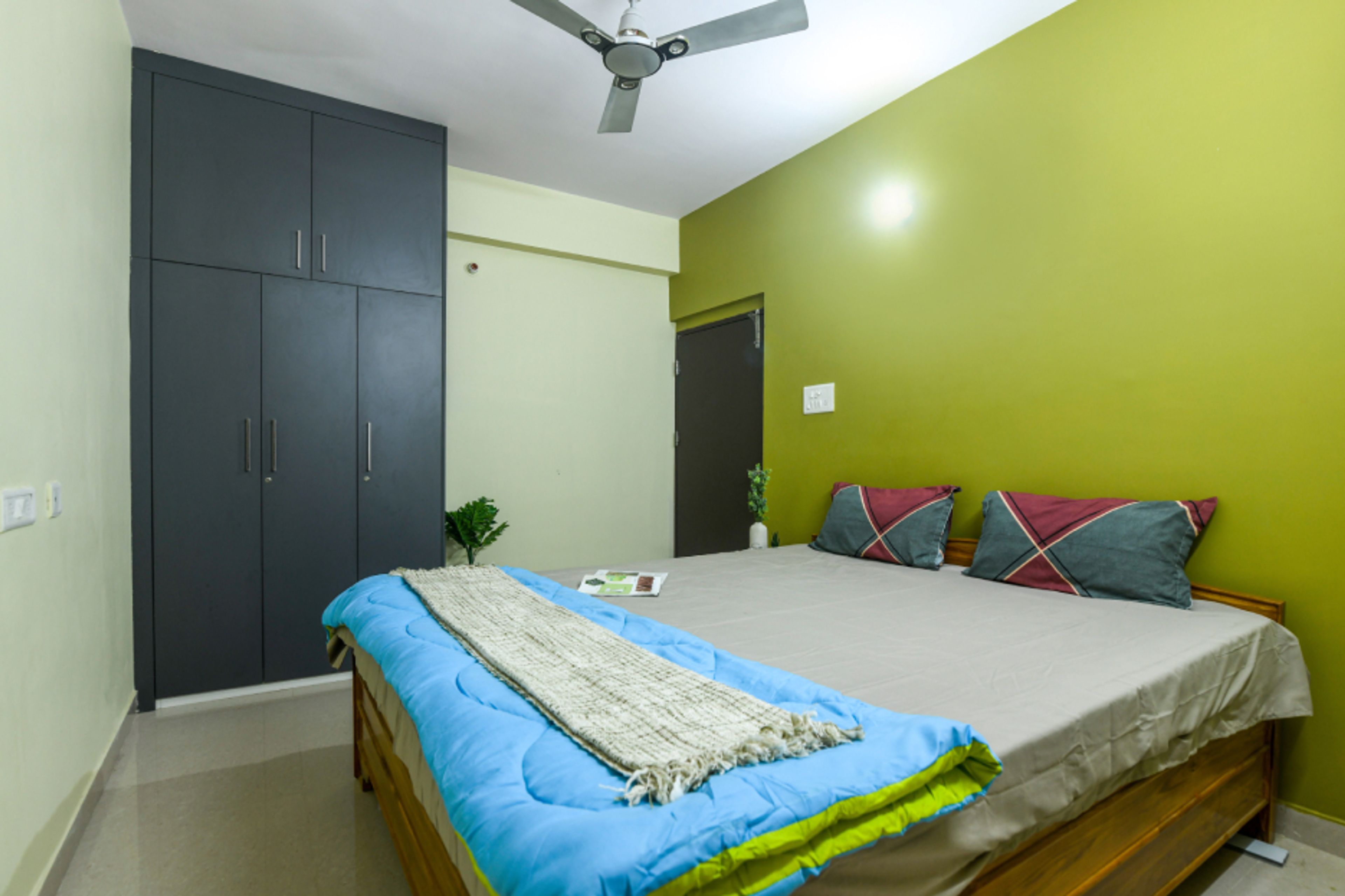 Modern Green Bedroom Wall Paint Design