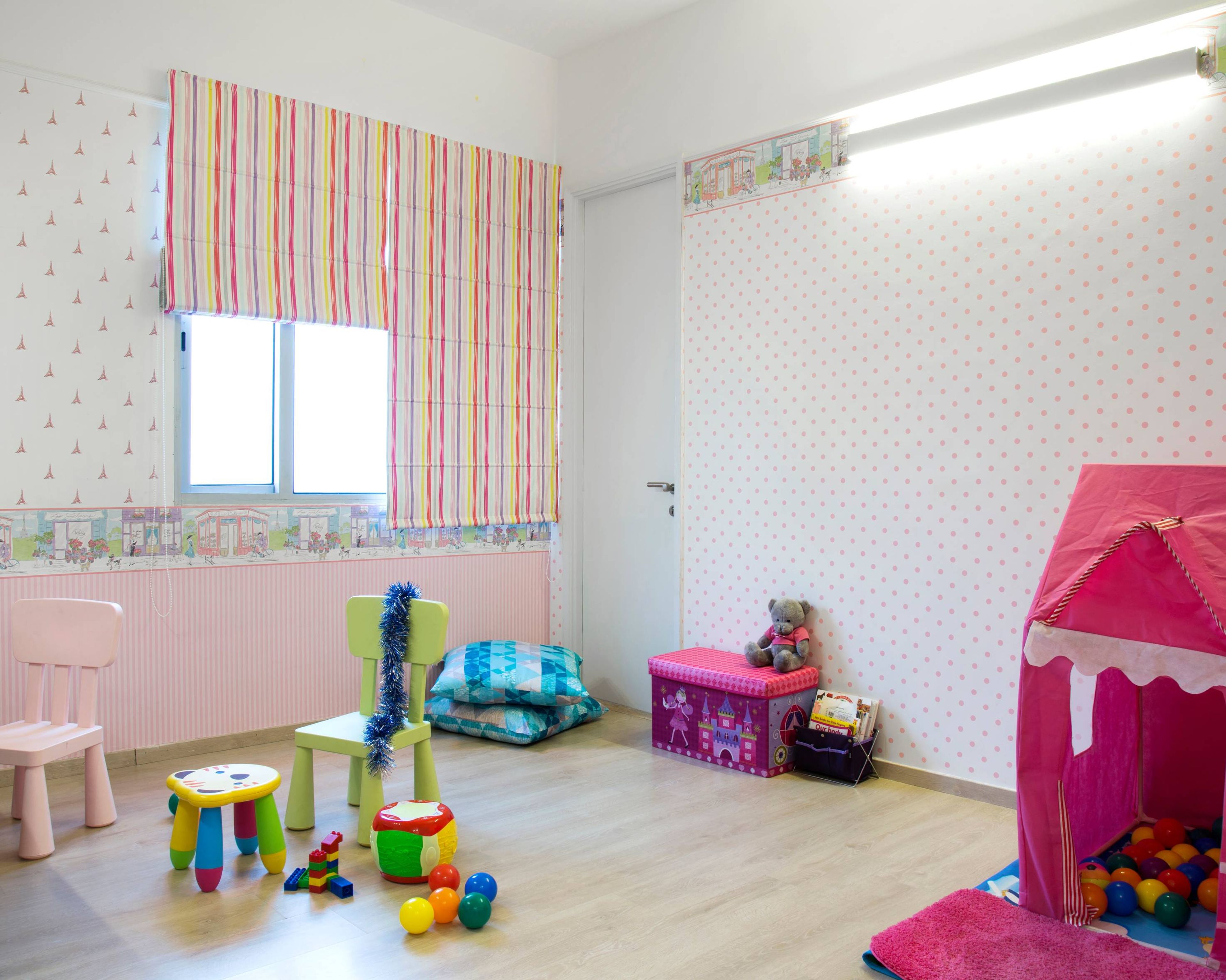 Modern White And Pink Bedroom Wallpaper Design