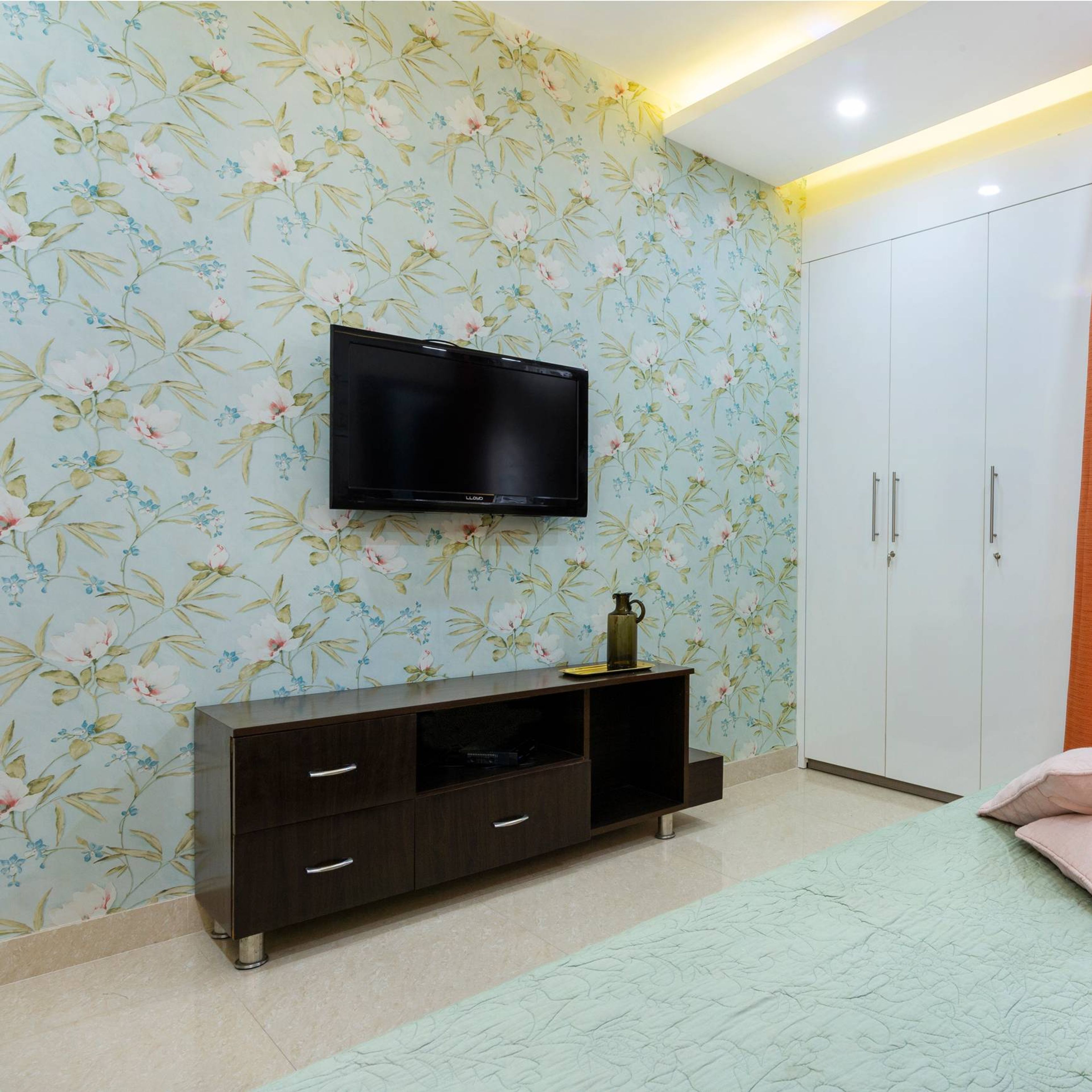 Modern Bedroom Wallpaper Design With a Floral Pattern