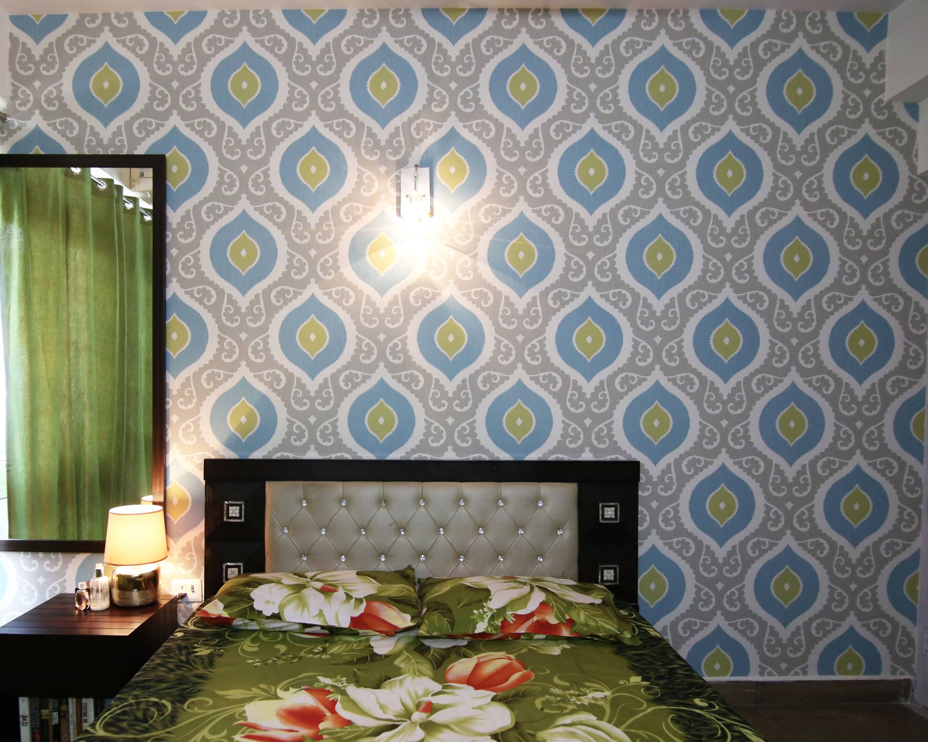 Multicolour Traditional Bedroom Wallpaper With A Motif Design