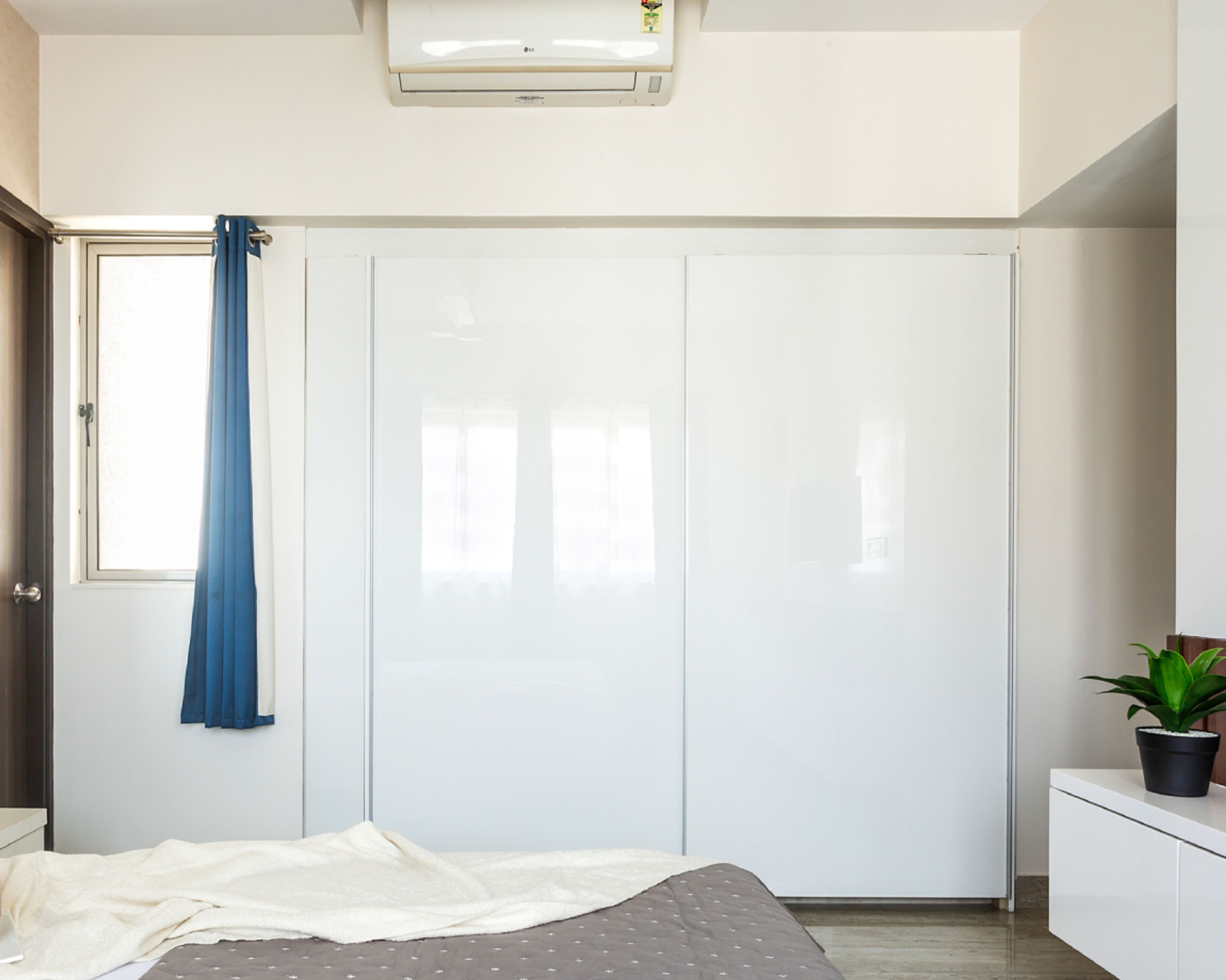 Contemporary 2-Door Sliding Door Wardrobe Design